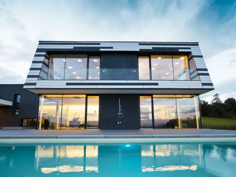 Maison individuelle avec façade en Sidings PREFA multicolore, couleurs anthracite mat et argent, joint creux inclus.
