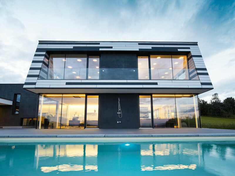 Maison individuelle avec façade en Sidings PREFA multicolore, couleurs anthracite mat et argent, joint creux inclus.