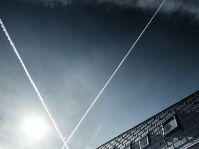 seitliche Ansicht der Seethalerhütte auf 2.740 Metern Höhe vor blauem Himmel, verkleidet mit PREFA Dach- und Fassadenpaneelen FX.12 in P.10 Steingrau