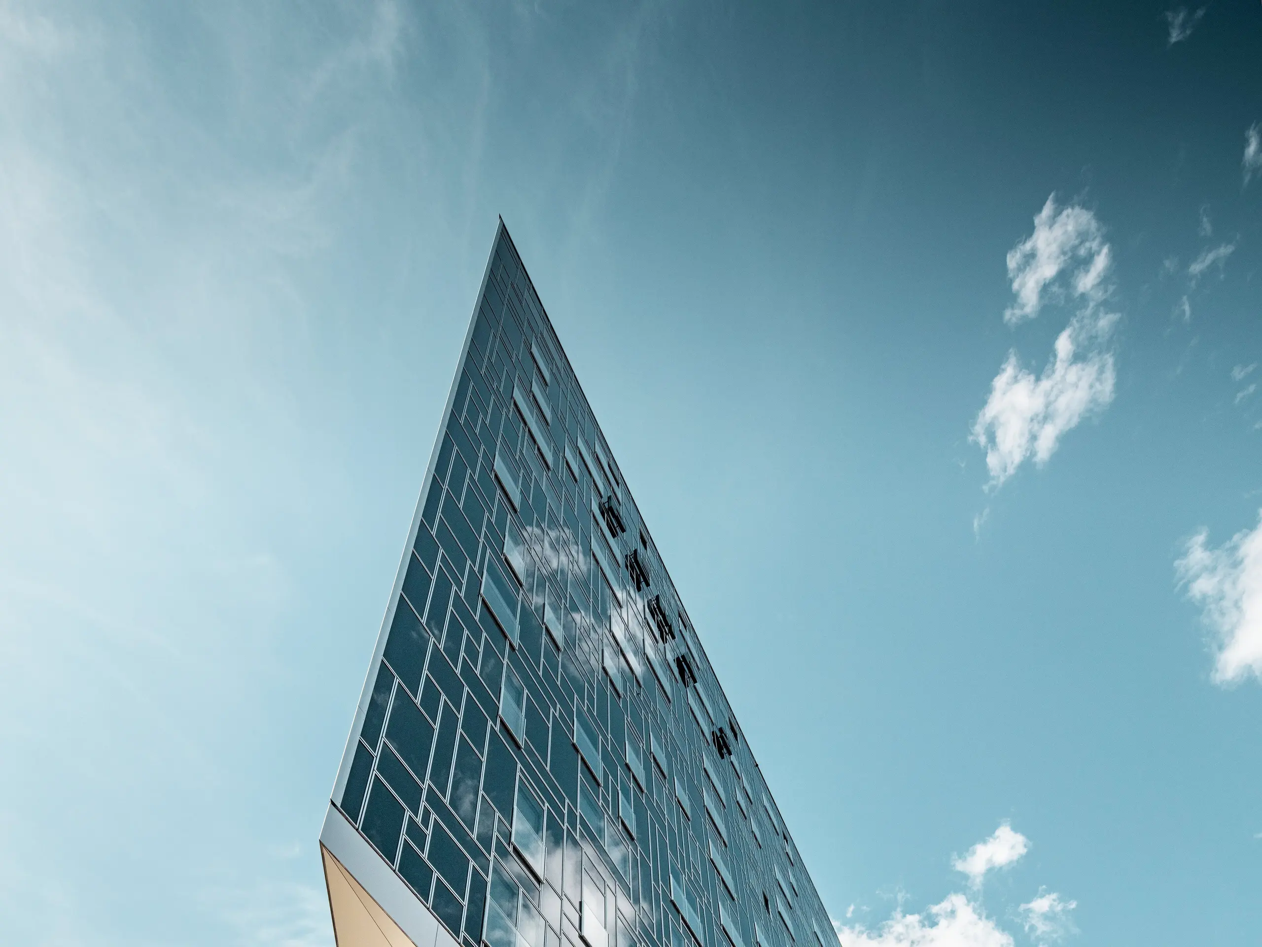 Der PEMA 2 Turm in Innsbruck ist Wohnhaus, Stadtbibliothek und öffentlicher Raum wurde zum Teil mit PREFA Verbundplatten in Aluminium gebürstet eingedeckt