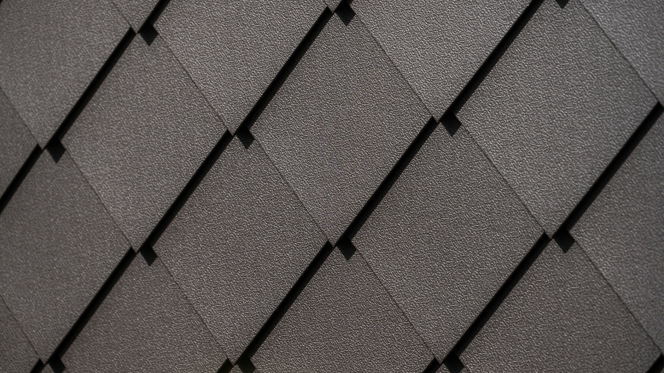 Gros plan du losange de façade PREFA 29 x 29 en brun noisette avec finition stucco