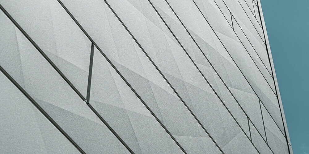 Vue détaillée de la façade en Siding.X dans la couleur P.10 blanc Prefa.