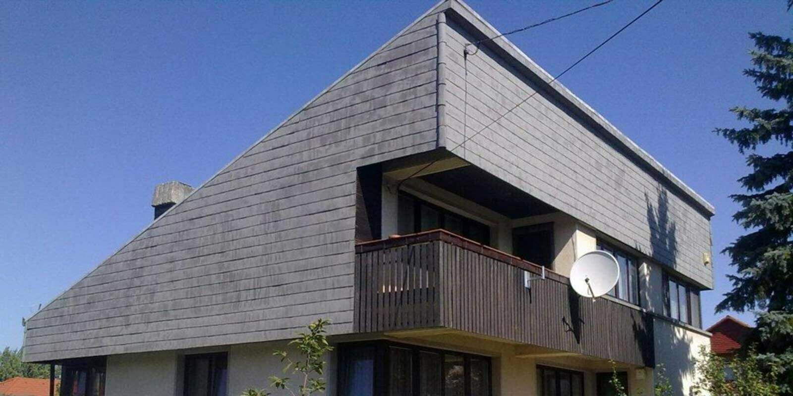 Maison individuelle avec toit à un pan, avant la rénovation de façade à l’aide de bardeaux de façade PREFA