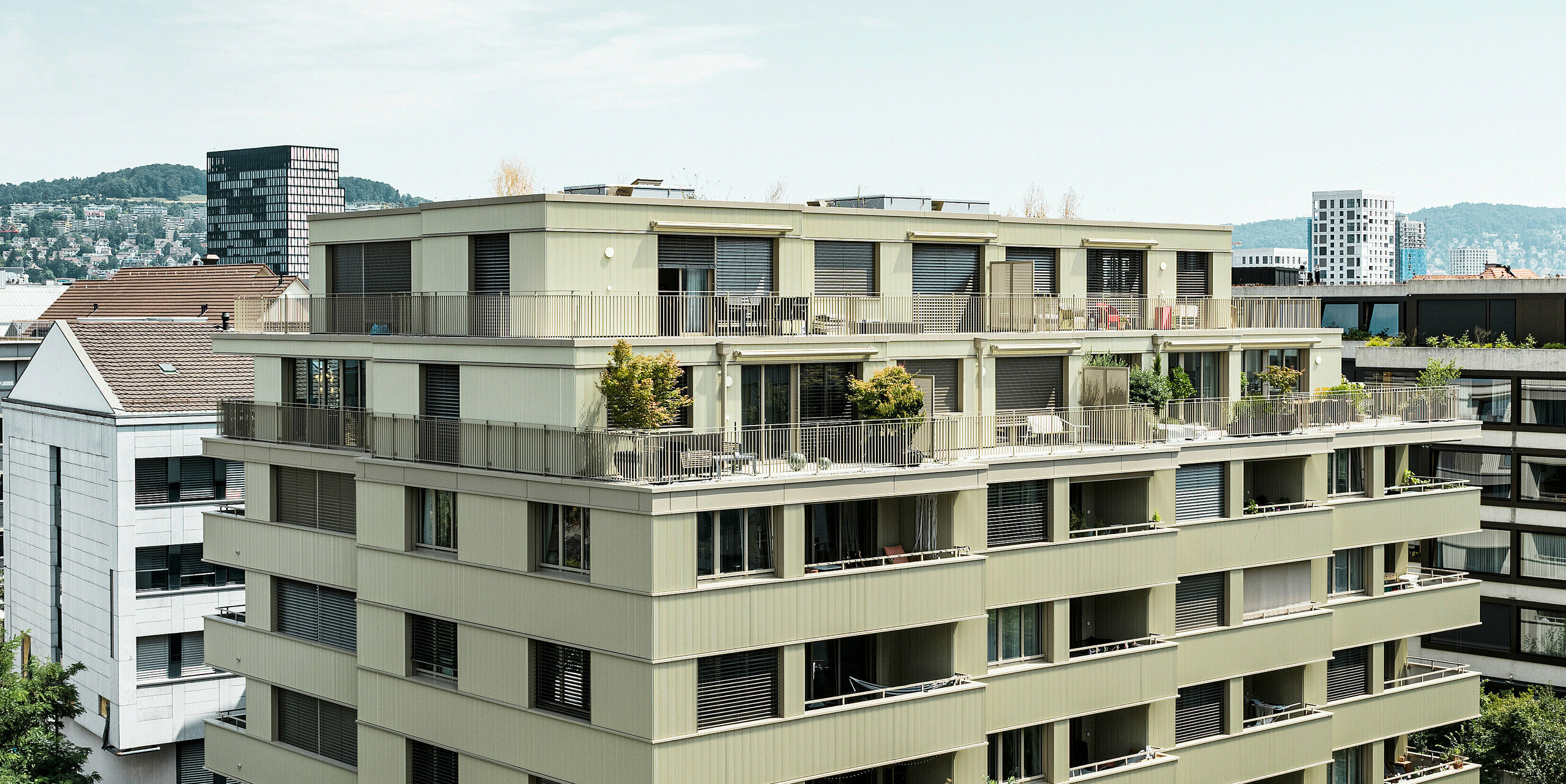 Le bâtiment résidentiel moderne "Stetterhaus" à Altstetten, Zurich, est entouré d'une façade unique - le profil dentelé PREFA dans la couleur métallique perle spéciale.