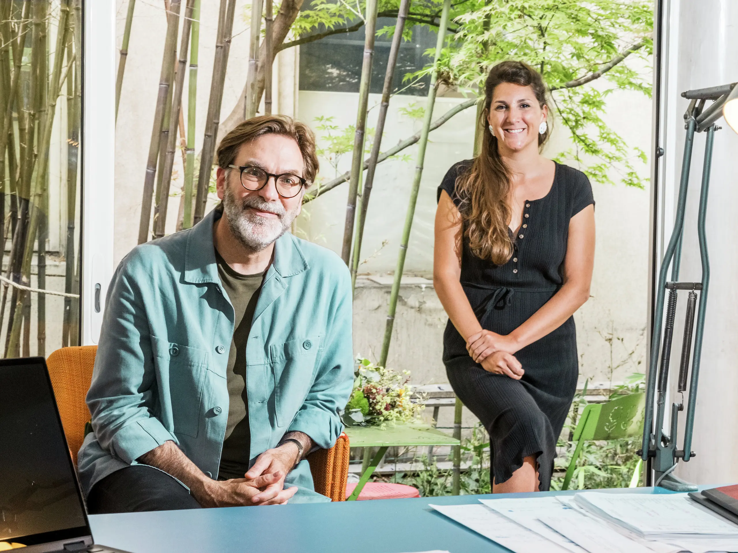  293 / 5 000 Les architectes Florian Golay et Noémie Guimbard du cabinet d'architecture Atelier Léger, qui ont entre autres mené le projet de rénovation de la grange historique "La Grange à Gaby" à Engins. Le projet combine une architecture traditionnelle avec des matériaux modernes tels qu'une toiture en aluminium PREFA.
