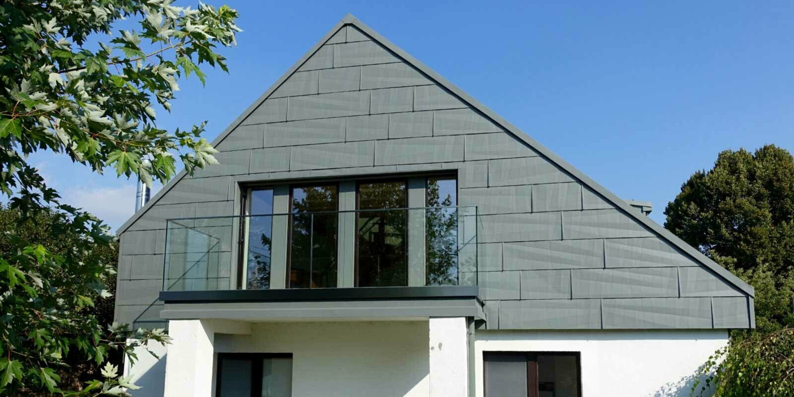 Habillage du pignon à l’aide de panneaux de façade FX.12 PREFA couleur P.10 gris souris