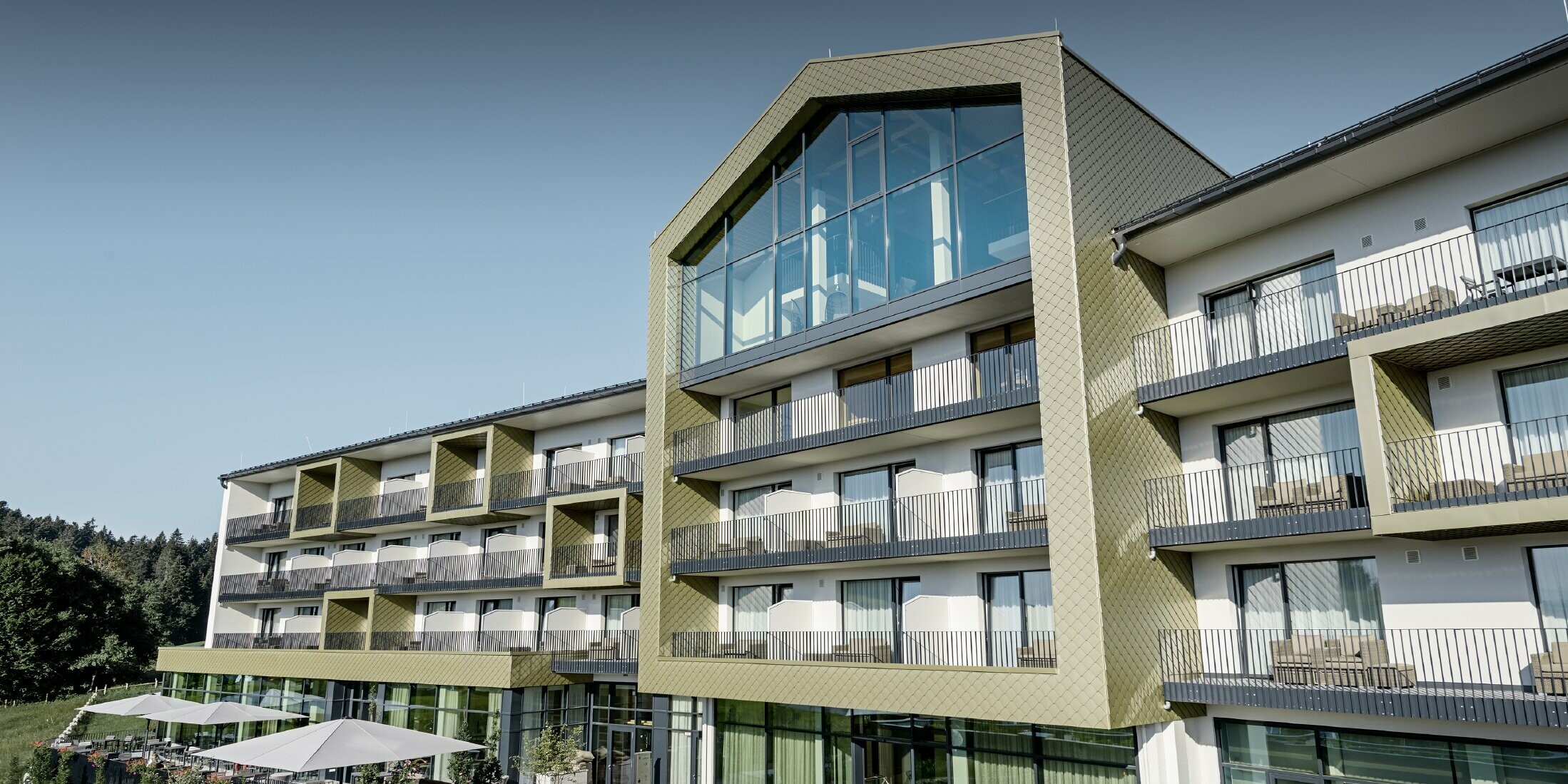 Fassadengestaltung des Hotels Edita in Scheidegg mit den Aluminiumrauten von PREFA im Format 20 × 20 in der Sonderfarbe Lichtbronze.