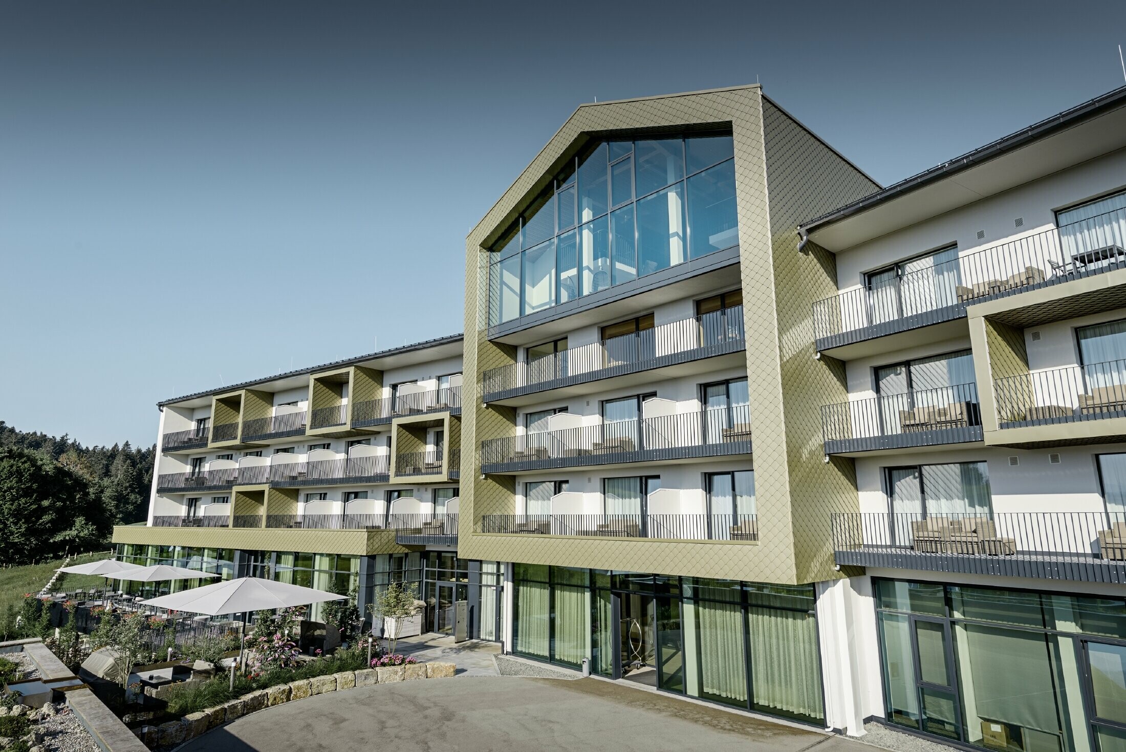 Conception de façade de l’hôtel Edita de Scheidegg avec les losanges en aluminium de PREFA au format 20 × 20 dans la couleur spéciale bronze clair.