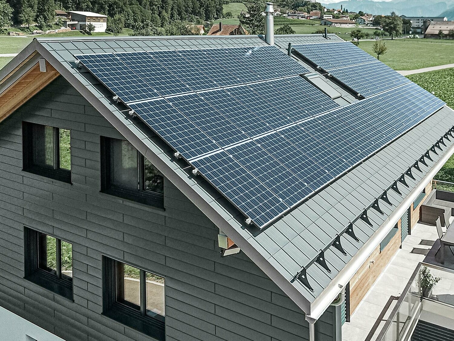 [Translate to Deutsch:] Photovoltaikanlage auf PREFA Dach montiert mit den Solarhaltern und der Profilschiene für sicheren Halt.