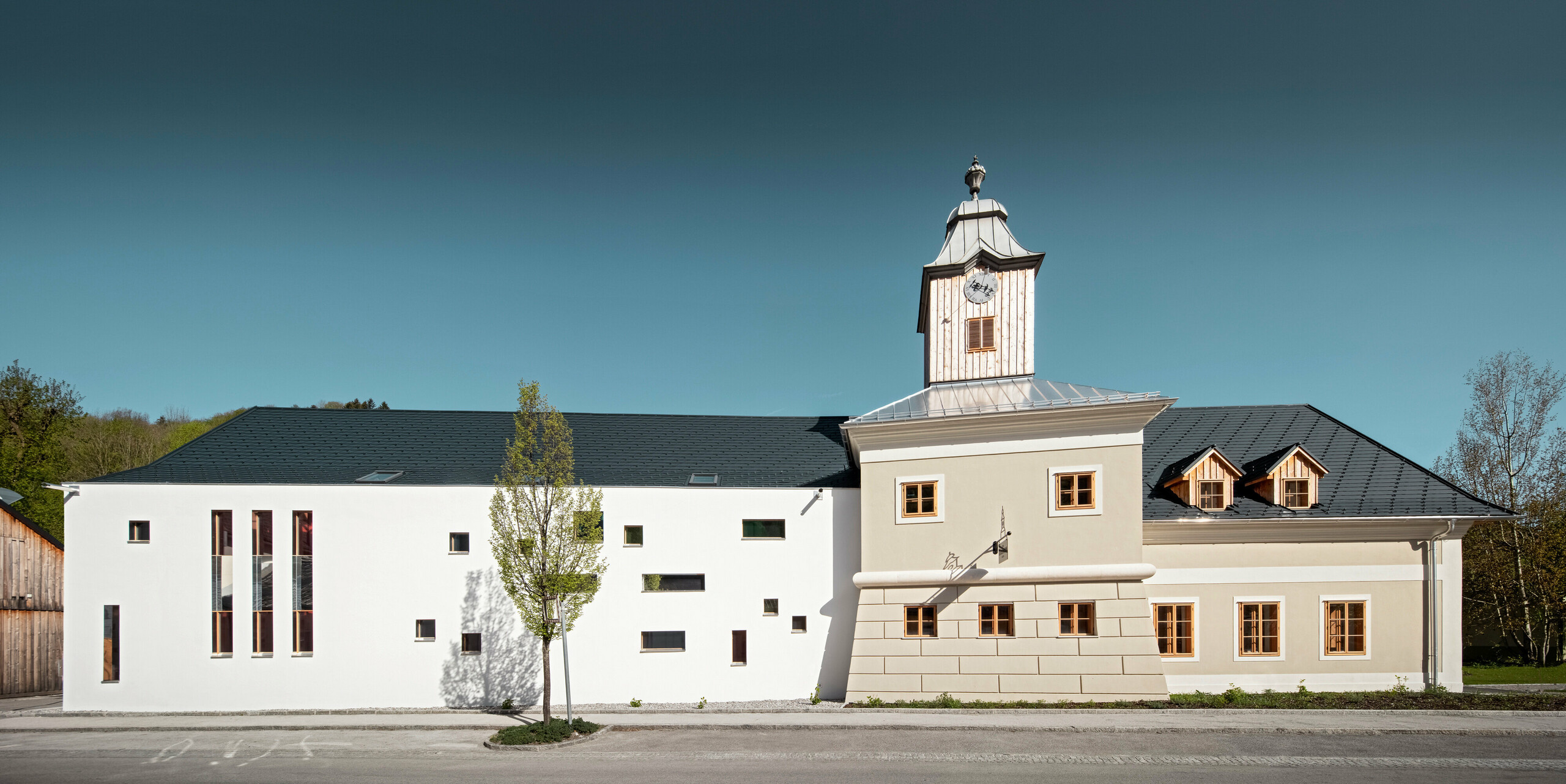 Le toit de l'hôtel Glockenturm à Marktl près de Lilienfeld a été recouvert de bardeaux PREFA en anthracite P.10. Le système de drainage du toit PREFA du bâtiment reste naturel. Non loin de l'hôtel Glockenturm se trouve le Leopold - notre auberge. Le bâtiment du restaurant a également été recouvert de produits PREFA.