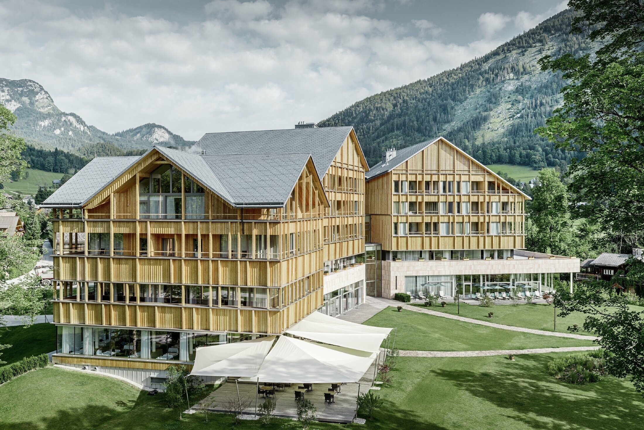 Hôtel Vivamayr à Altaussee (Autriche) — Façade en bois et bardeaux PREFA