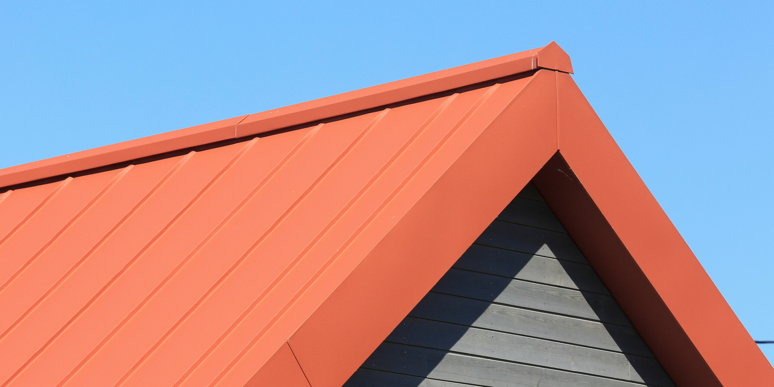 Système de toiture et de façade PREFALZ en rouge tuile P.10 sur le presbytère de Chalampé