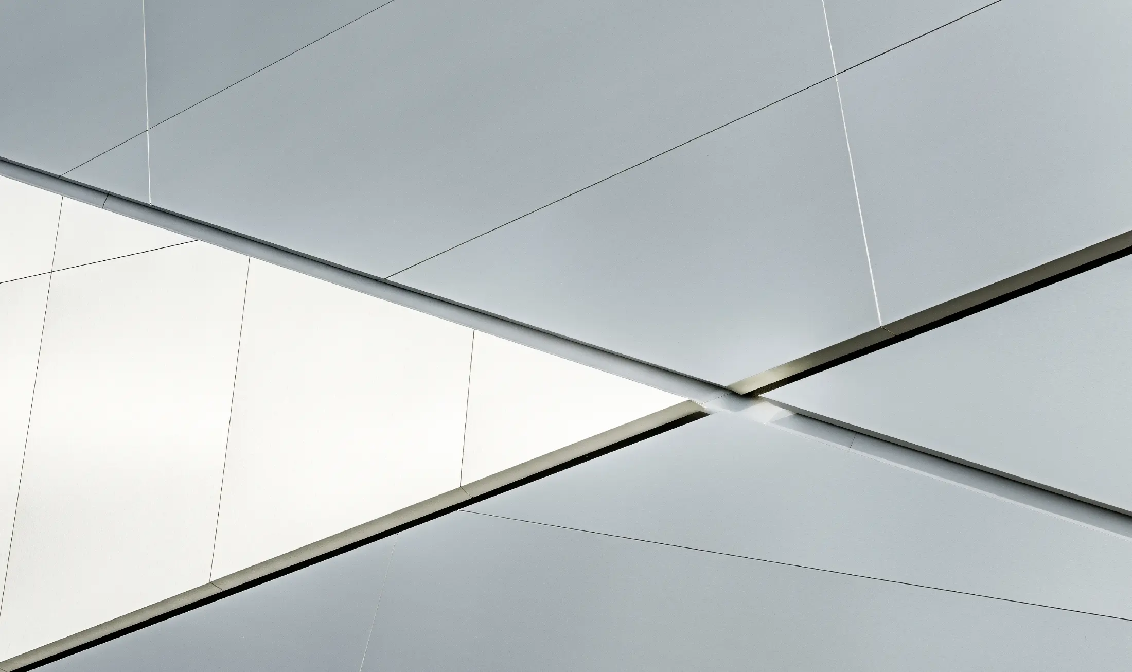 Bâtiment d’entreprise de la société Fill — Façade futuriste aux joints rétroéclairés réalisée avec des panneaux composites PREFA en aluminium brossé