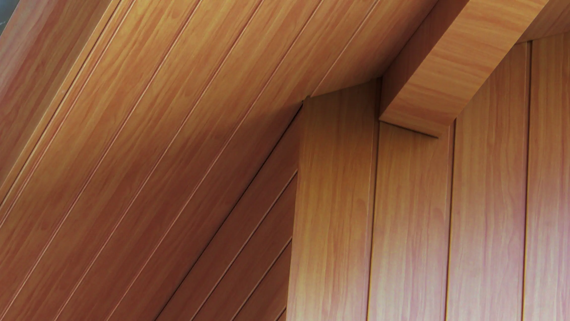 Sous-face de toiture recouverte avec les Sidings PREFA en aluminium couleur bois clair.