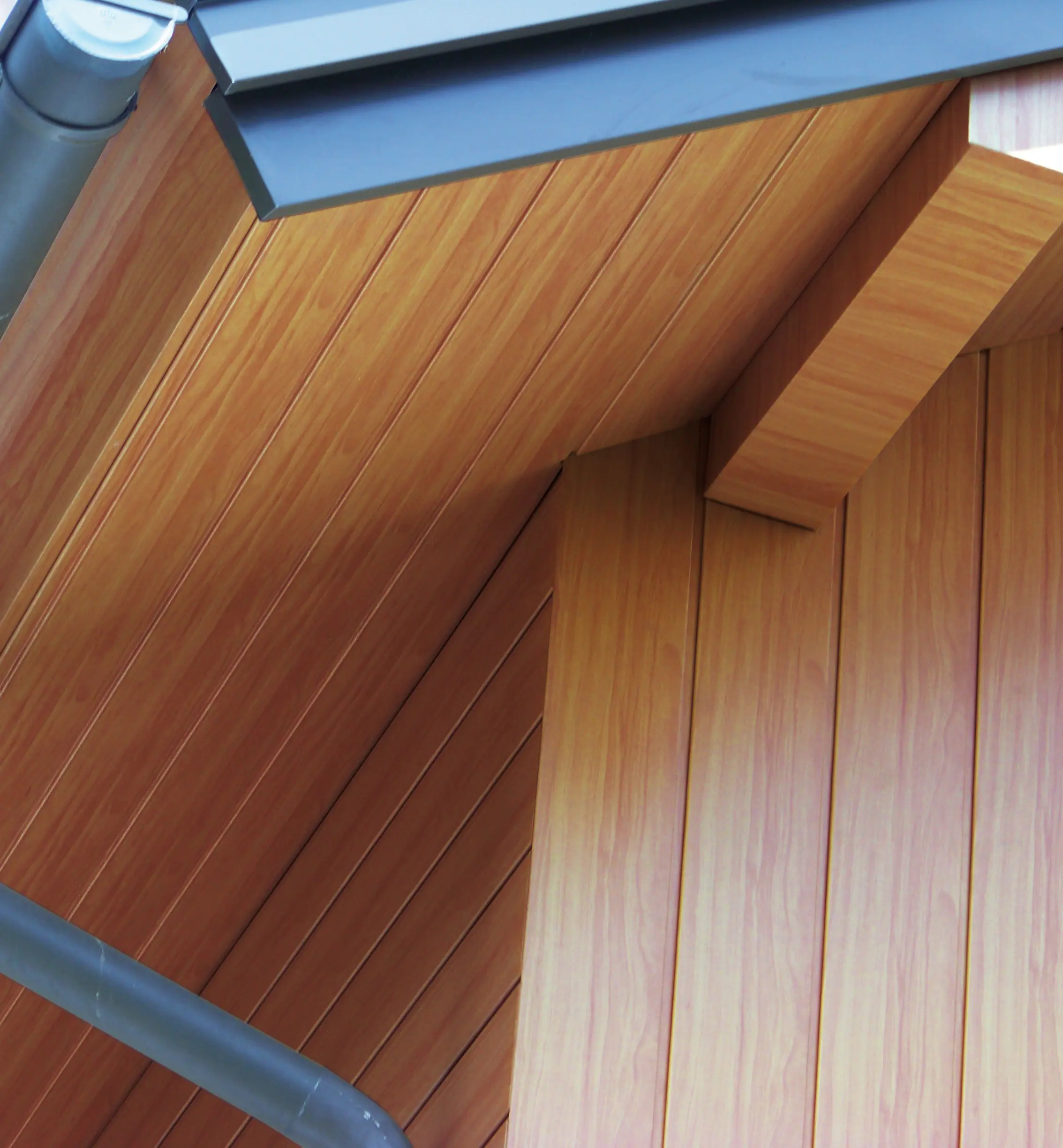 Dachuntersicht verkleidet mit den PREFA Sidings in Holz hell aus Aluminium.