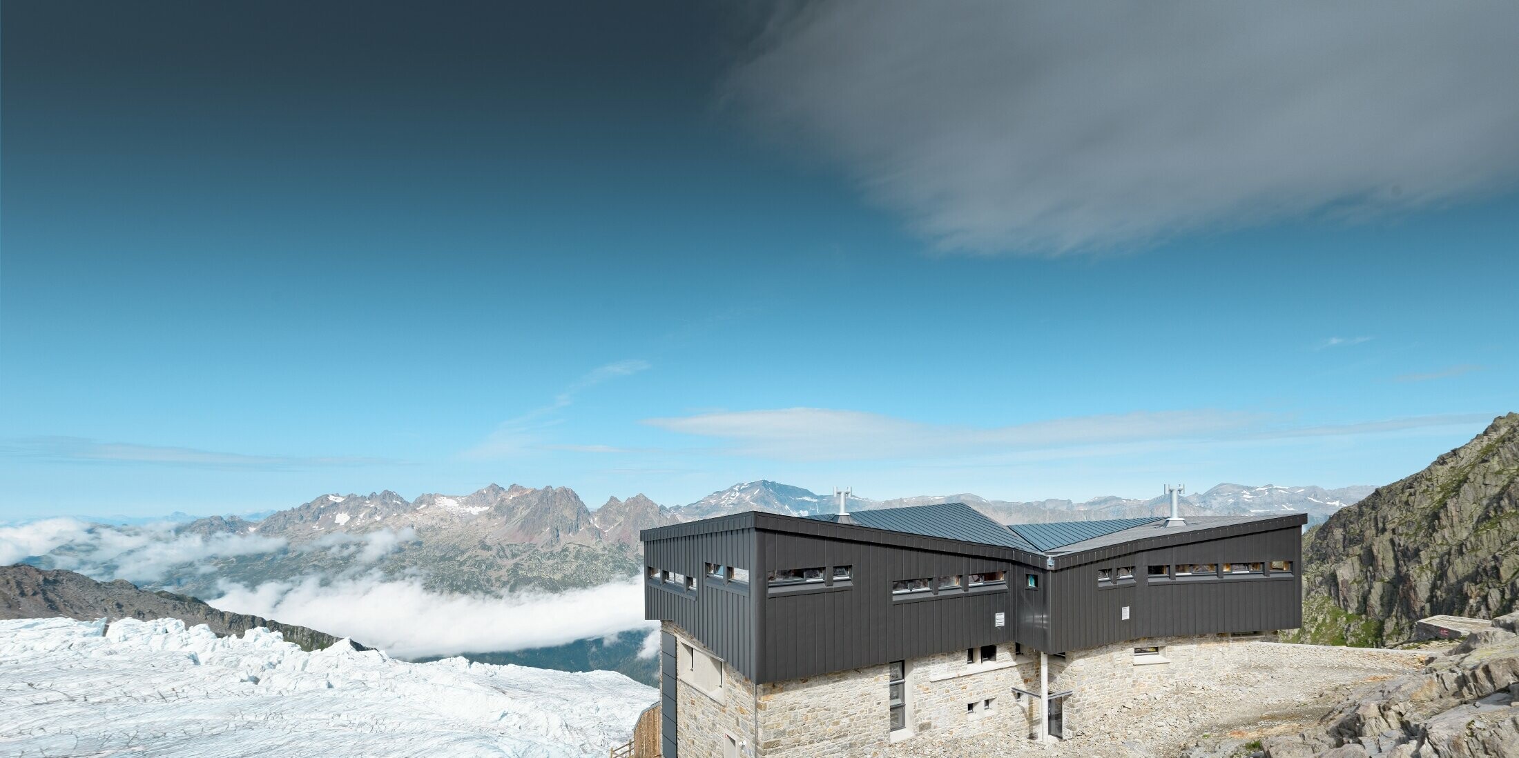 Le Refuge Albert 1er niché sur le Mont Blanc dont la façade et la toiture ont été revêtues en PREFALZ dans la teinte gris noir