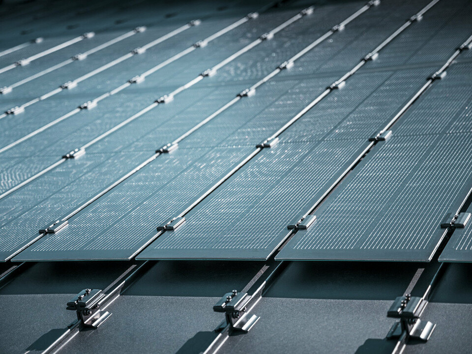 Vue détaillée du montage de modules solaires Prefalz sur une toiture à Meschede