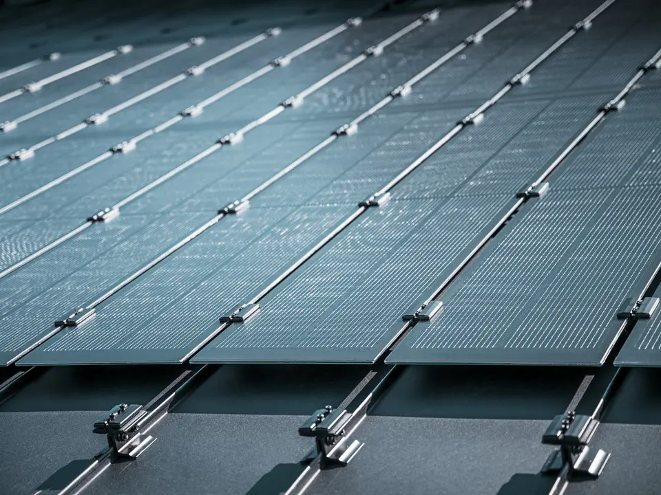 Vue détaillée du montage de modules solaires Prefalz sur une toiture à Meschede