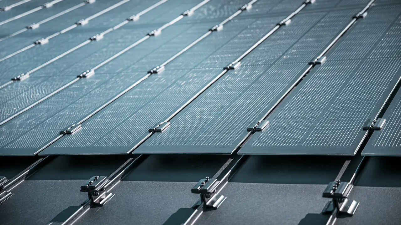 Vue détaillée du montage de modules solaires Prefalz sur une toiture à Meschede