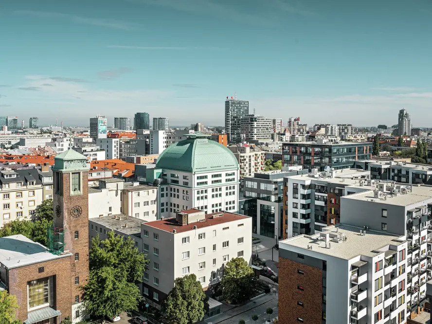 Vue panoramique des bureaux Spilka à Bratislava en Slovaquie qui ont été recouverts avec Prefalz dans la teinte P.10 vert-de-gris