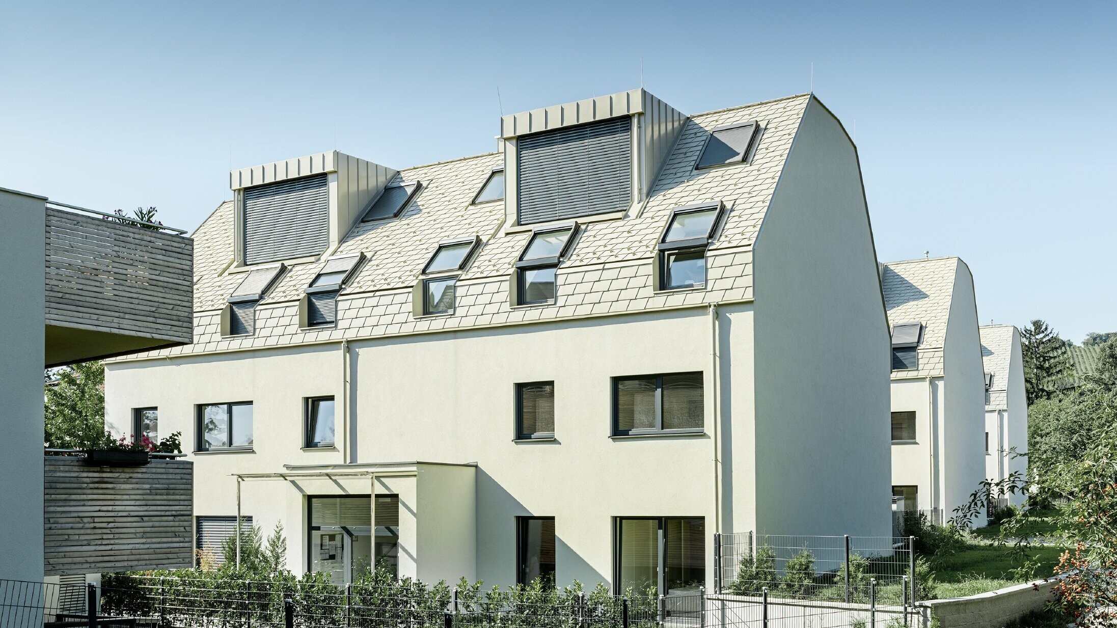 Nouveau complexe résidentiel — Grande toiture en aluminium PREFA aux nombreuses fenêtres mansardées