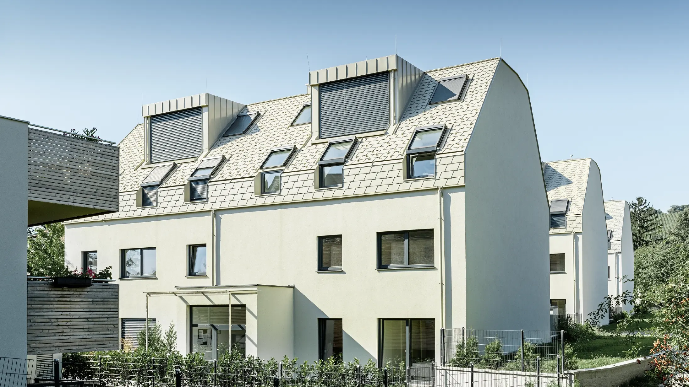 Nouveau complexe résidentiel — Grande toiture en aluminium PREFA aux nombreuses fenêtres mansardées