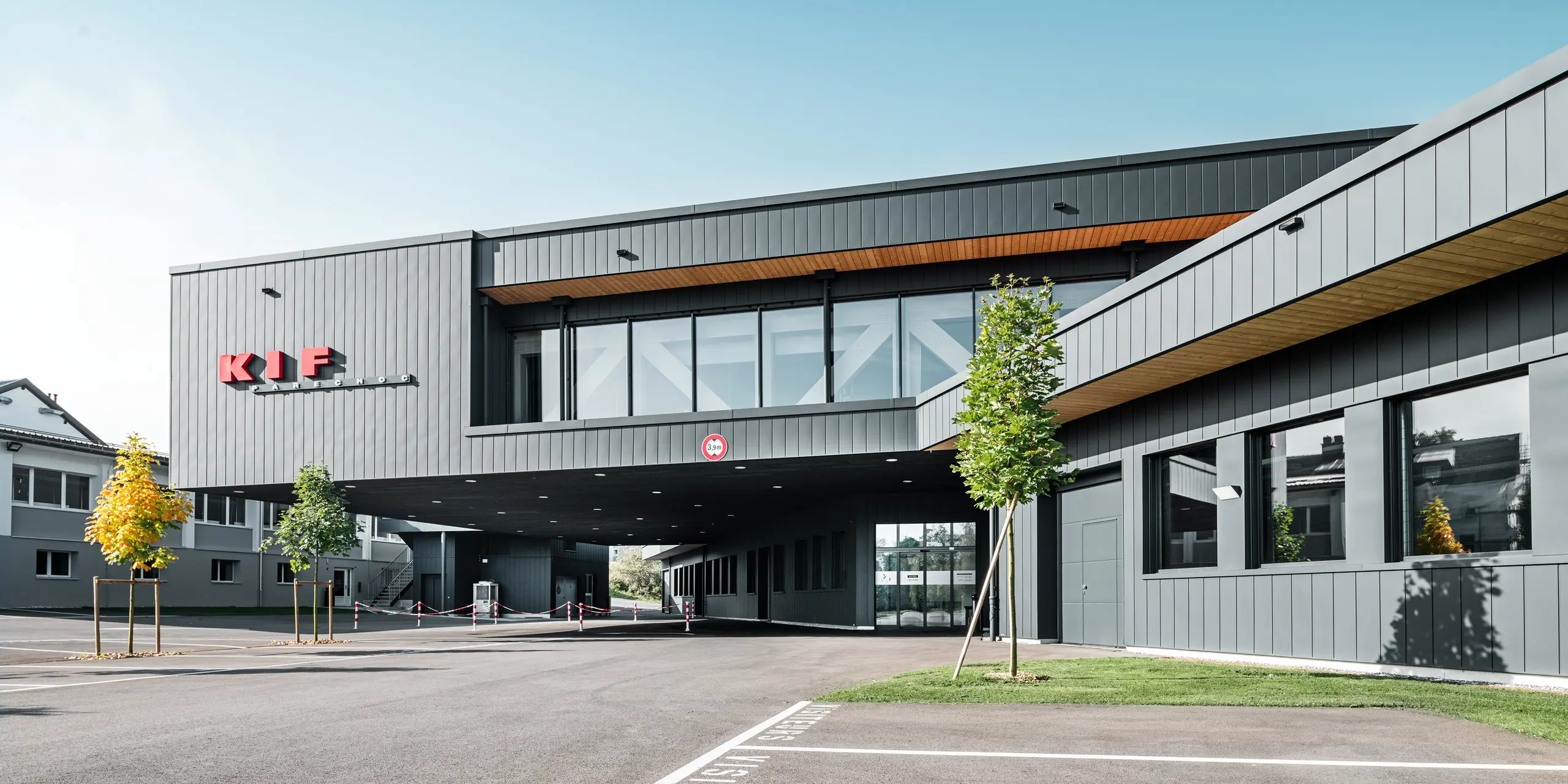 Die markante Firmenzentrale von KIF Parechoc in Le Brassus überzeugt mit weit auskragenden Gebäudeteilen, großzügigen Glasflächen und einer eleganten Fassade aus PREFA Sidings in P.10 Anthrazit und Patinagrau. Die vertikale Struktur der Aluminiumfassade betont die klare Architektur und schafft spannende Kontraste zu den warmen Holzuntersichten. PREFA Aluminium steht für langlebige Qualität, Korrosionsbeständigkeit und eine dauerhaft wartungsarme Gebäudehülle.