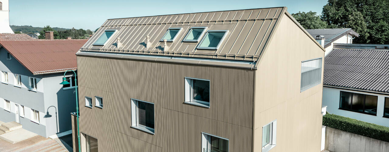 Bâtiment d’habitation moderne avec couverture de toit et revêtement de façade en aluminium de PREFA