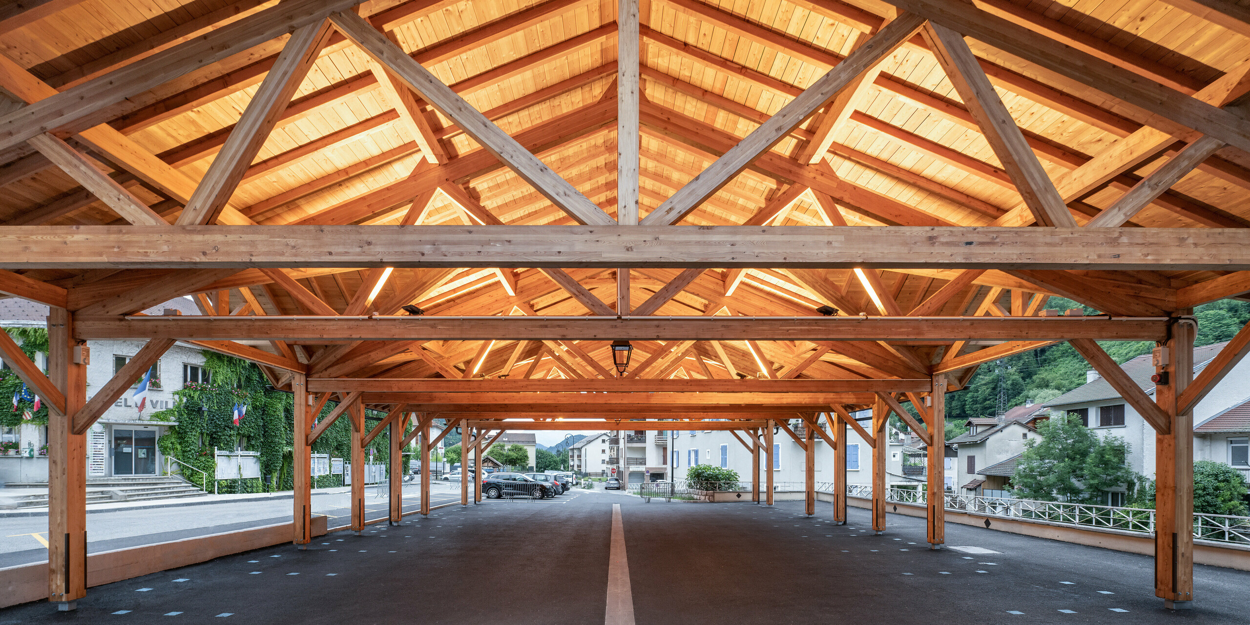 Eine Halle in Allevard wurde mit der PREFA Dachraute 44x44 in P.10 Nussbraun eingedeckt.