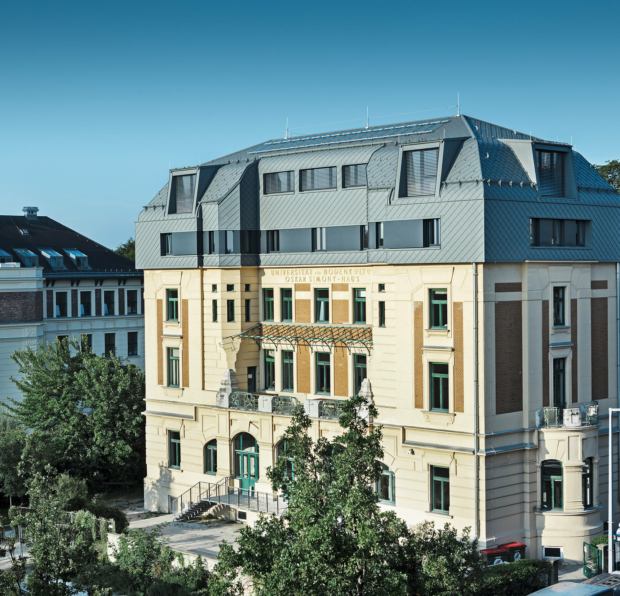 Maison historique de Simony, à Vienne (Autriche) après rénovation avec les losanges de façade et de toiture PREFA en P.10 gris souris