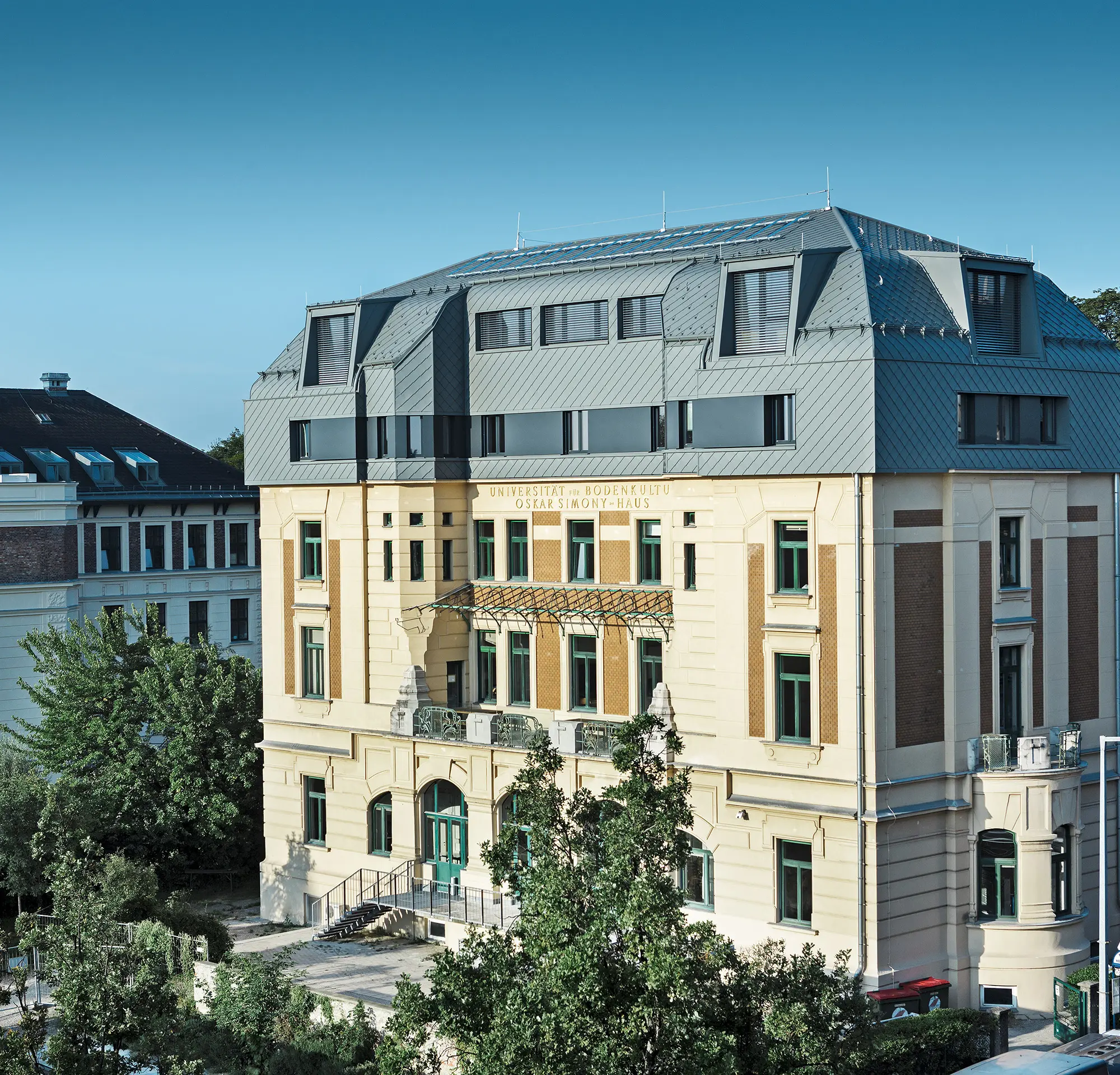 Maison historique de Simony, à Vienne (Autriche) après rénovation avec les losanges de façade et de toiture PREFA en P.10 gris souris