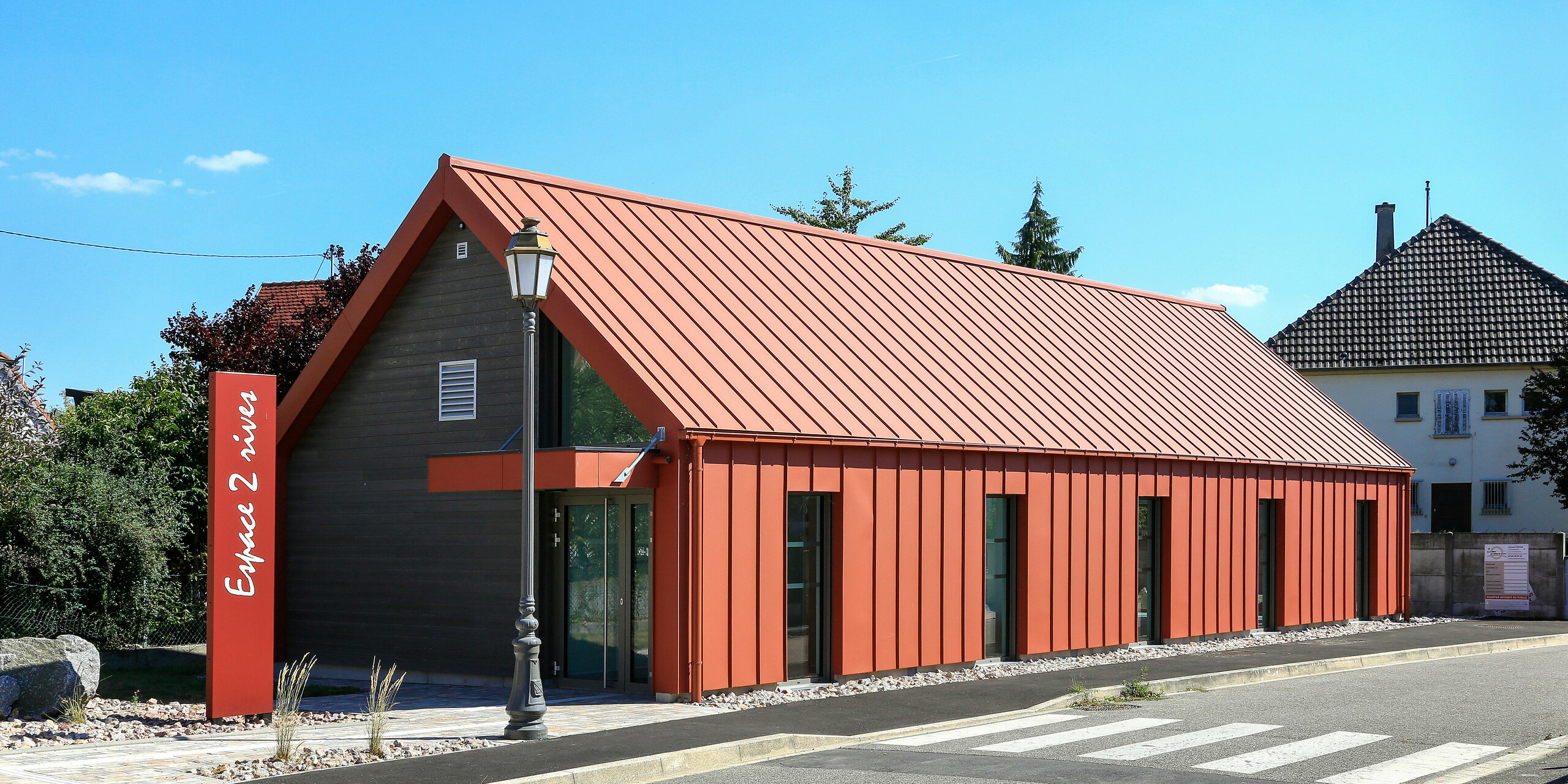 Système de toiture et de façade PREFALZ en rouge tuile P.10 sur le presbytère de Chalampé