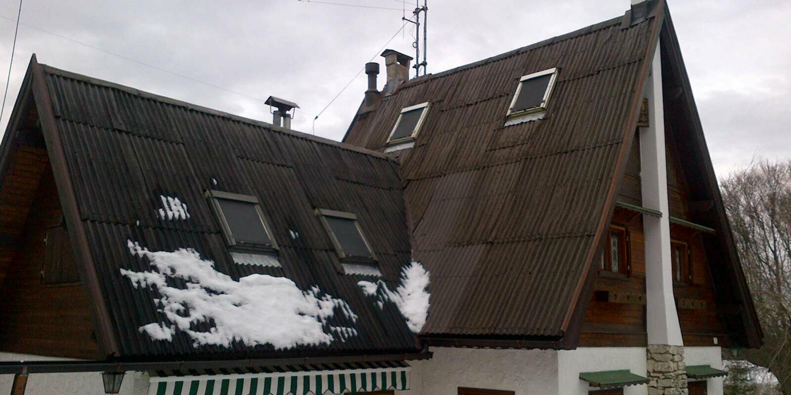 Surface de toit très inclinée avant la rénovation de toiture à l’aide de losanges de toiture PREFA, encadrement des fenêtres de toit inclus
