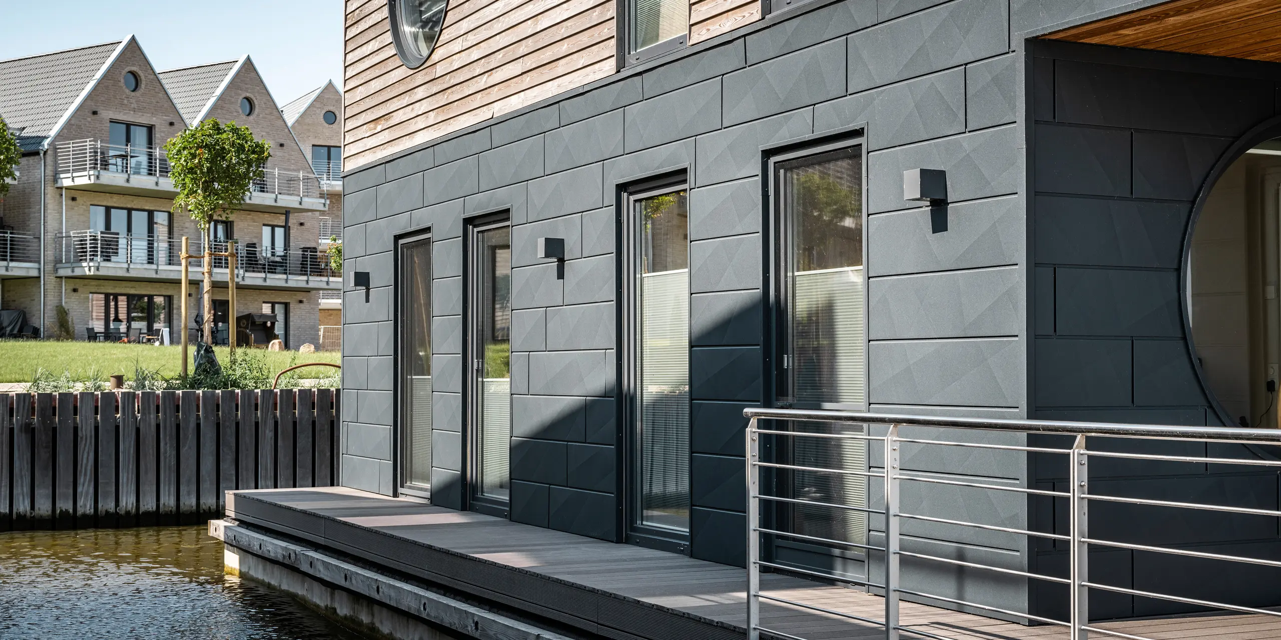La façade en aluminium Siding.X PREFA entoure onze maisons flottantes dans le port pionnier du Schleswig.