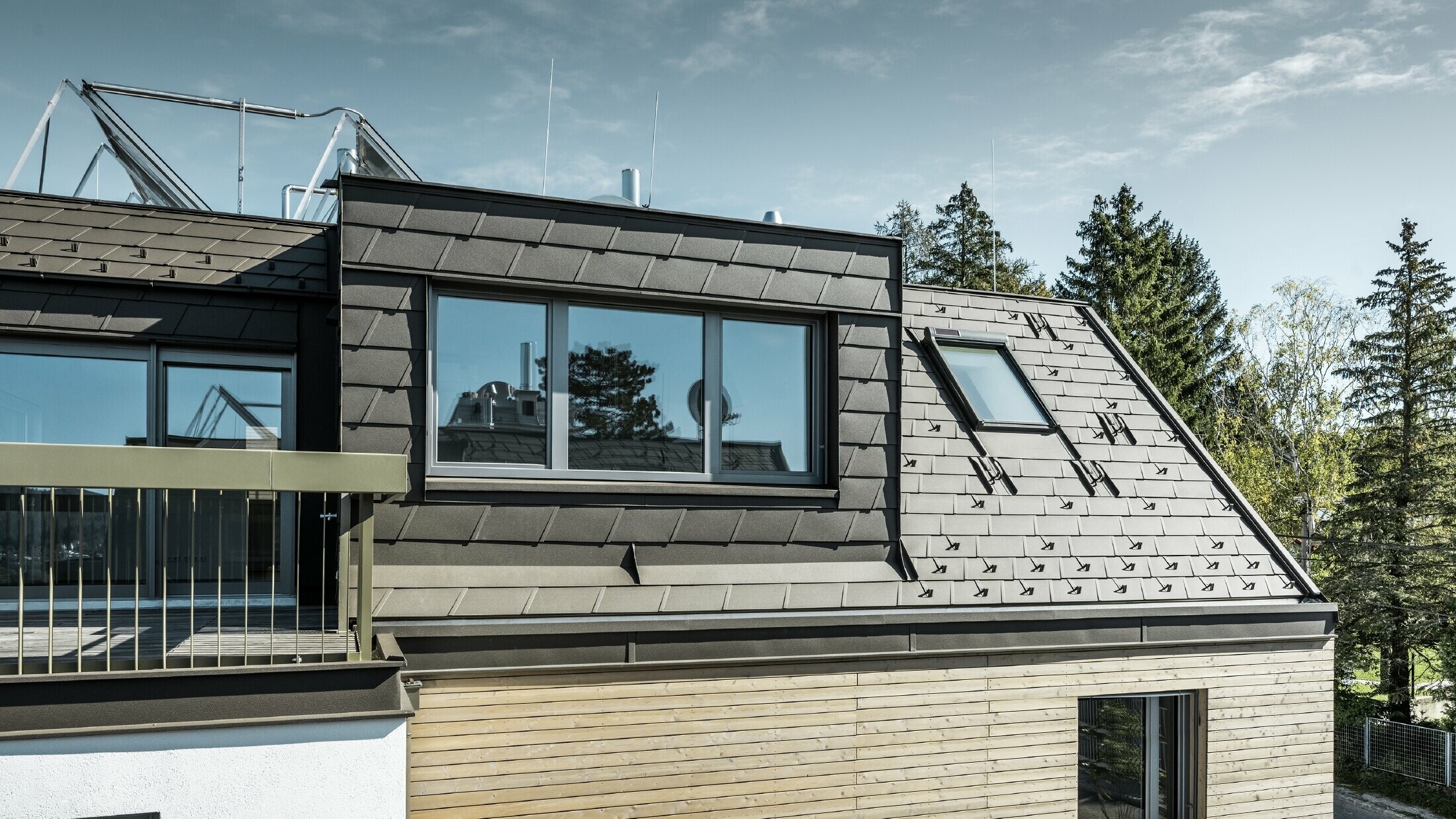 Aménagement des combles, habillement de toiture et de façade avec les bardeaux de toiture DS.19 PREFA en P.10 brun