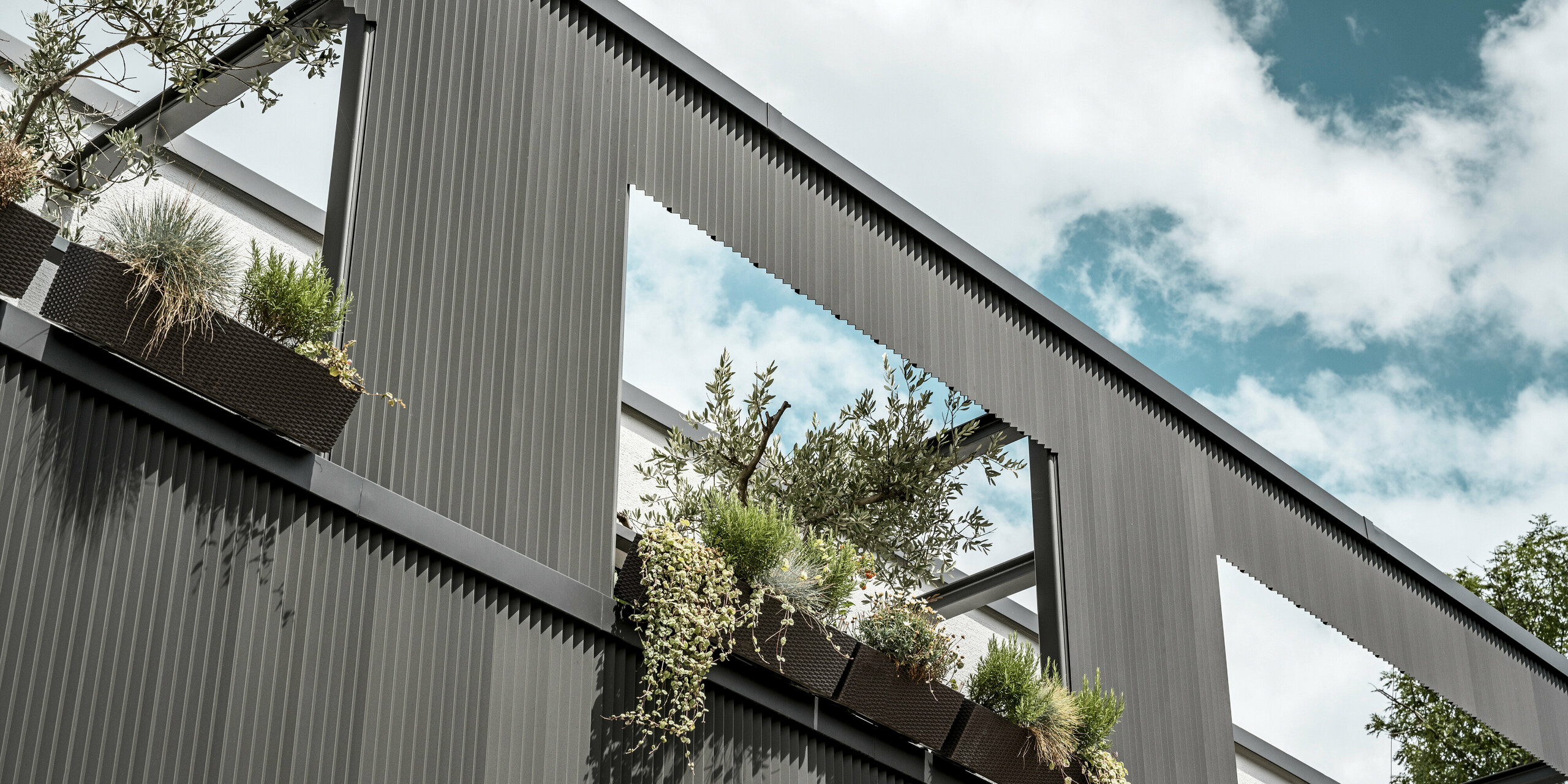 Profile triangle PREFA dans la couleur spéciale gris-noir à l'Hôtel de l'Ours à Prêles, Suisse