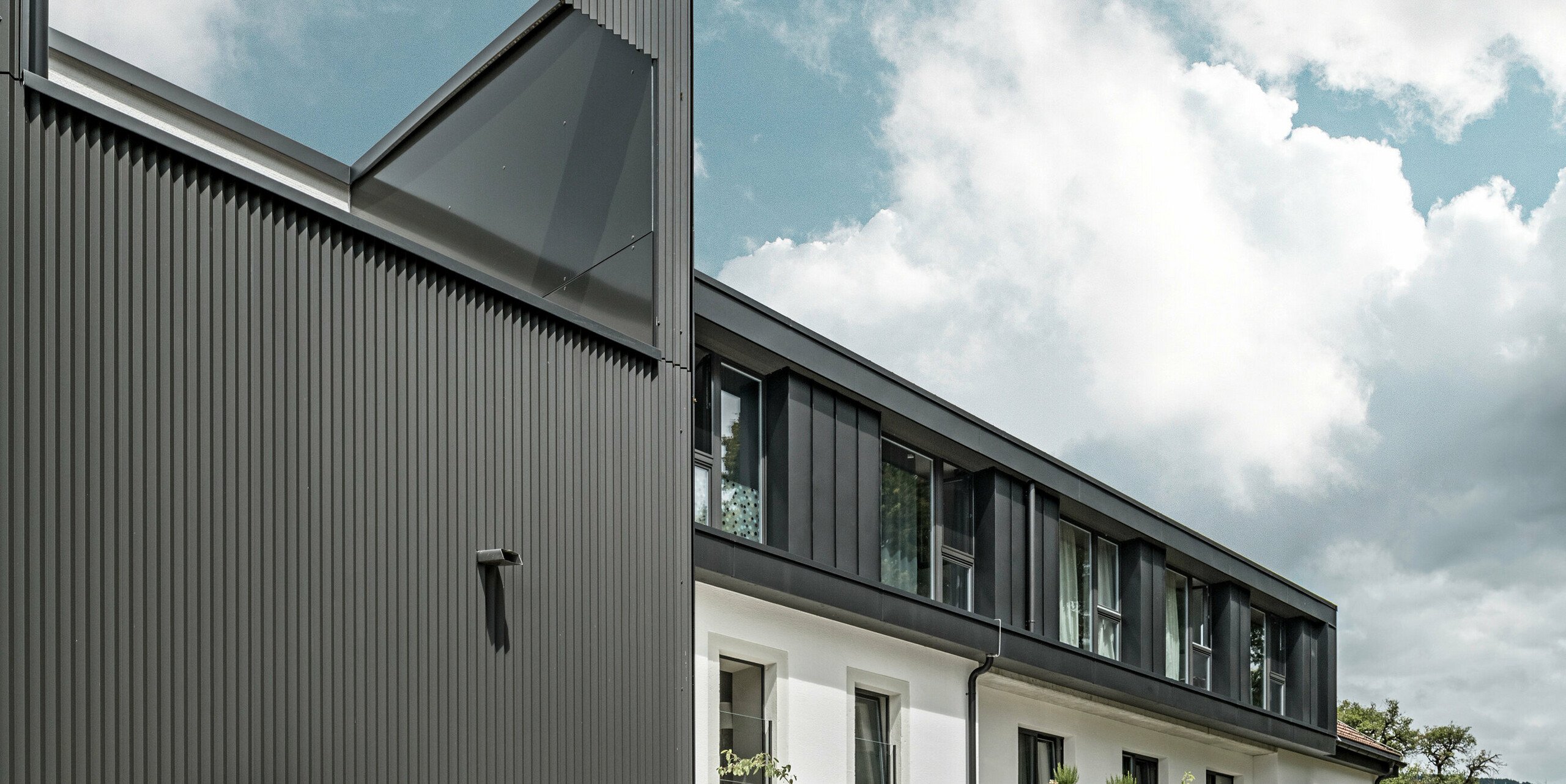 Profile triangle PREFA dans la couleur spéciale gris-noir à l'Hôtel de l'Ours à Prêles, Suisse