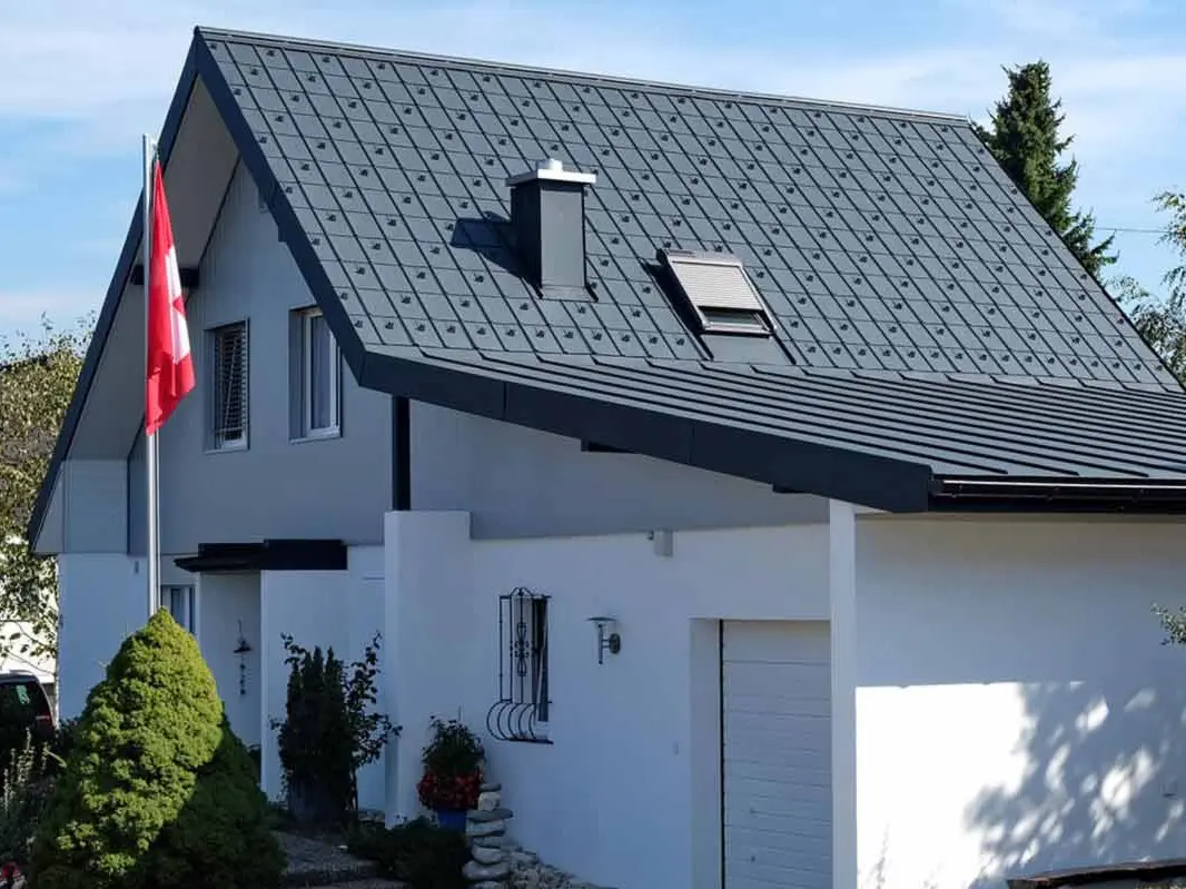 Haus mit Garage nach der Dachsanierung mit der PREFA Dachplatte in Anthrazit