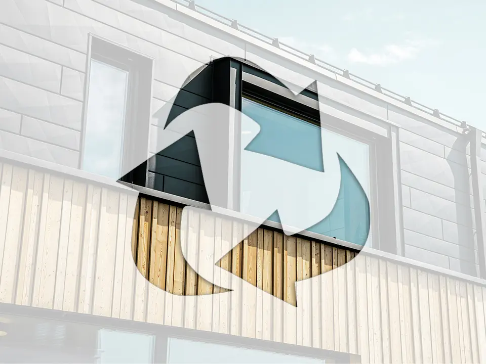La photo montre le symbole de recyclage devant une façade de maison avec des éléments en aluminium PREFA et des panneaux en bois.