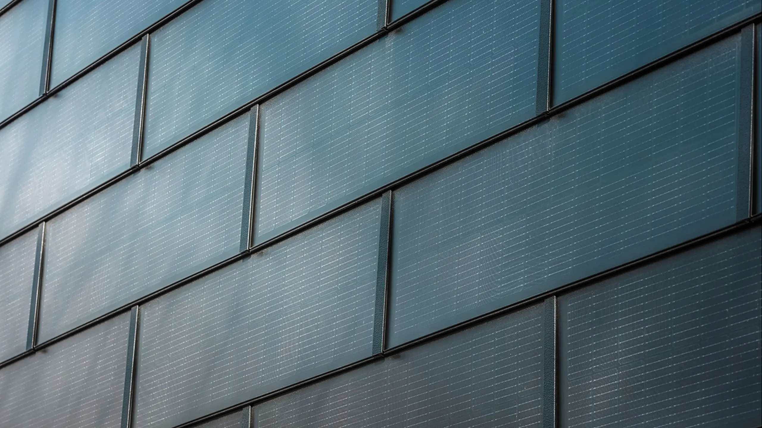 Nahaufnahme der PREFA Solardachplatten, welche auf einer Fassade montiert wurde.