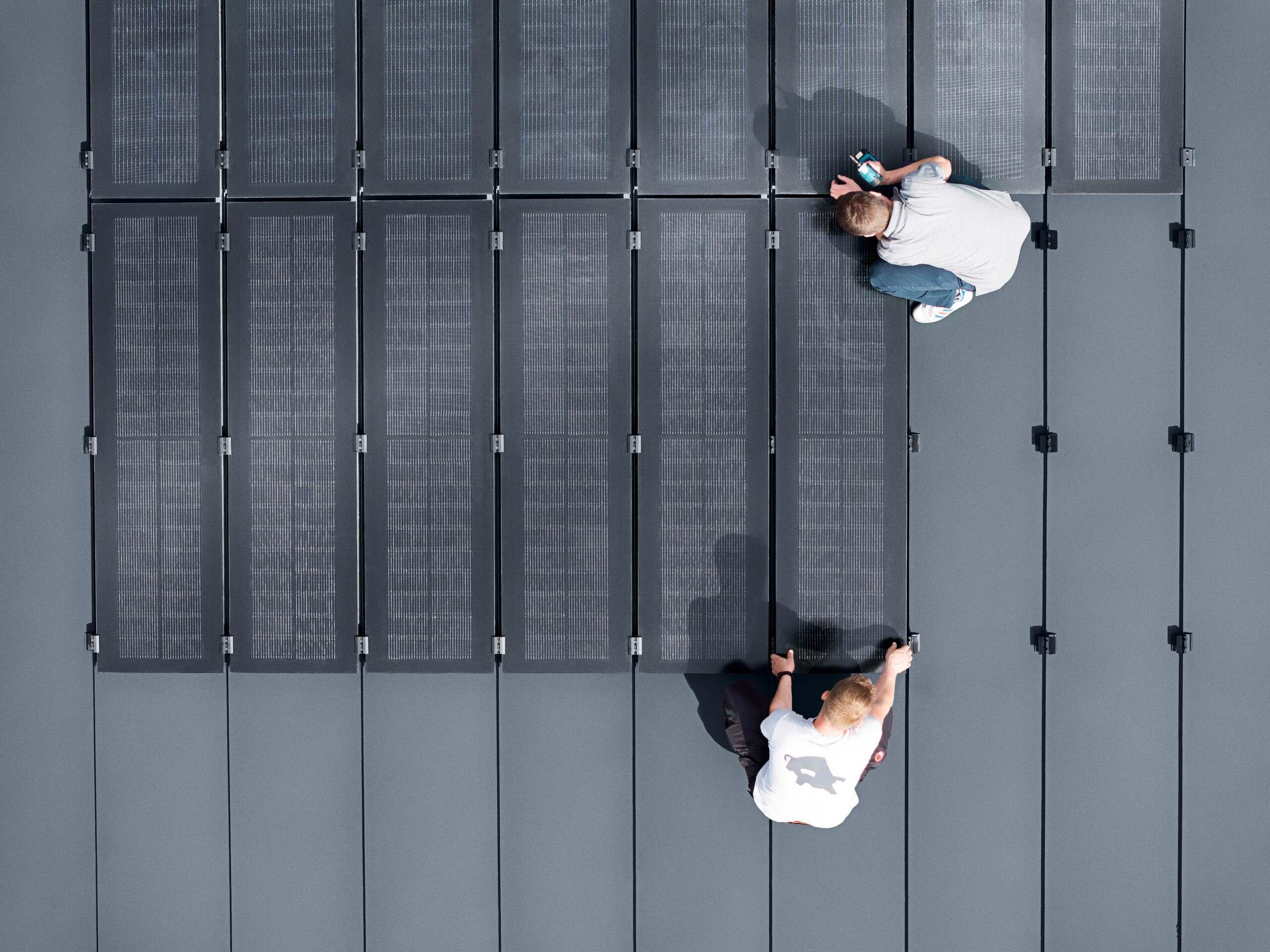 Vue aérienne des modules solaires PREFALZ en cours d'installation sur le toit PREFALZ