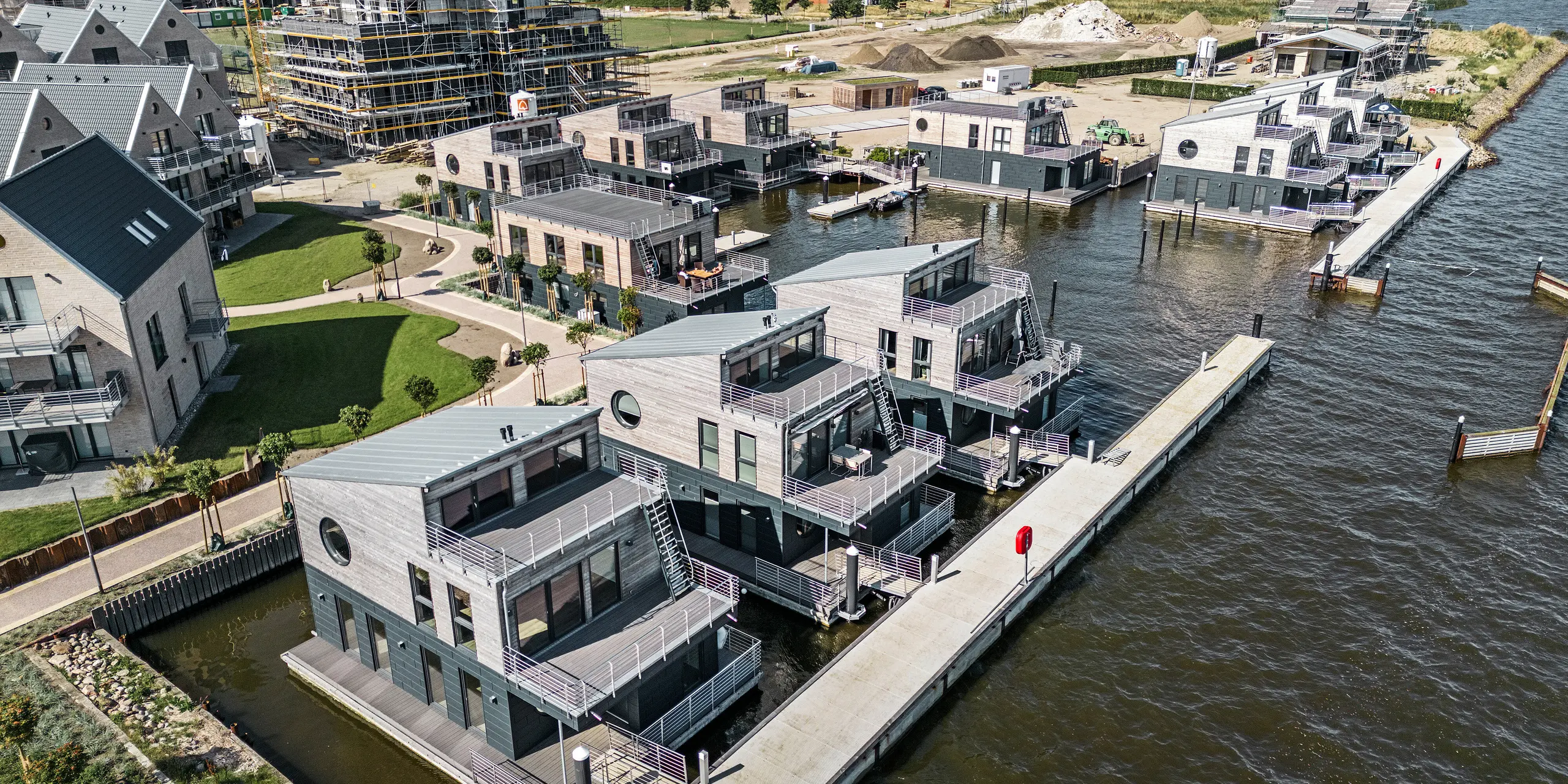 La façade en aluminium Siding.X PREFA entoure onze maisons flottantes dans le port pionnier du Schleswig.