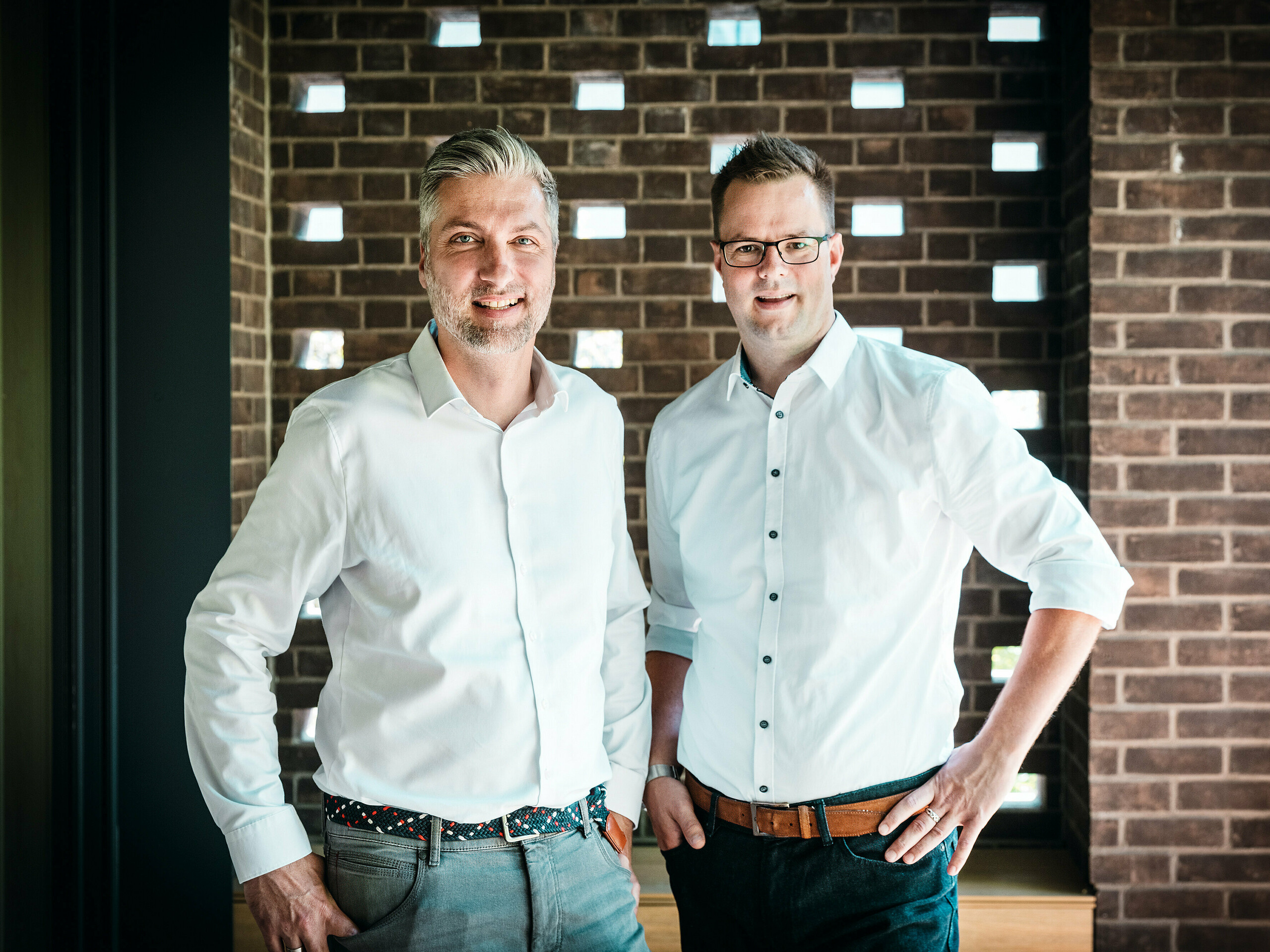 Das Architektenteam von A Fiúk Építész Stúdió steht im modernen Innenbereich der Budapester Mehrgenerationen-Villa, die im Rahmen der PREFARENZEN 2026 ausgezeichnet wurde. Vor einer charakteristischen Backsteinwand präsentieren sie die präzise Material- und Formensprache ihres Projekts, das durch das kubische PREFALZ-Aluminiumdach in der Farbe P.10 Anthrazit geprägt ist. Die Szene unterstreicht die architektonische Expertise, die hochwertige Verarbeitung und die bewusste Materialwahl, bei der PREFA Aluminium durch Langlebigkeit, Designstärke und technische Präzision überzeugt.