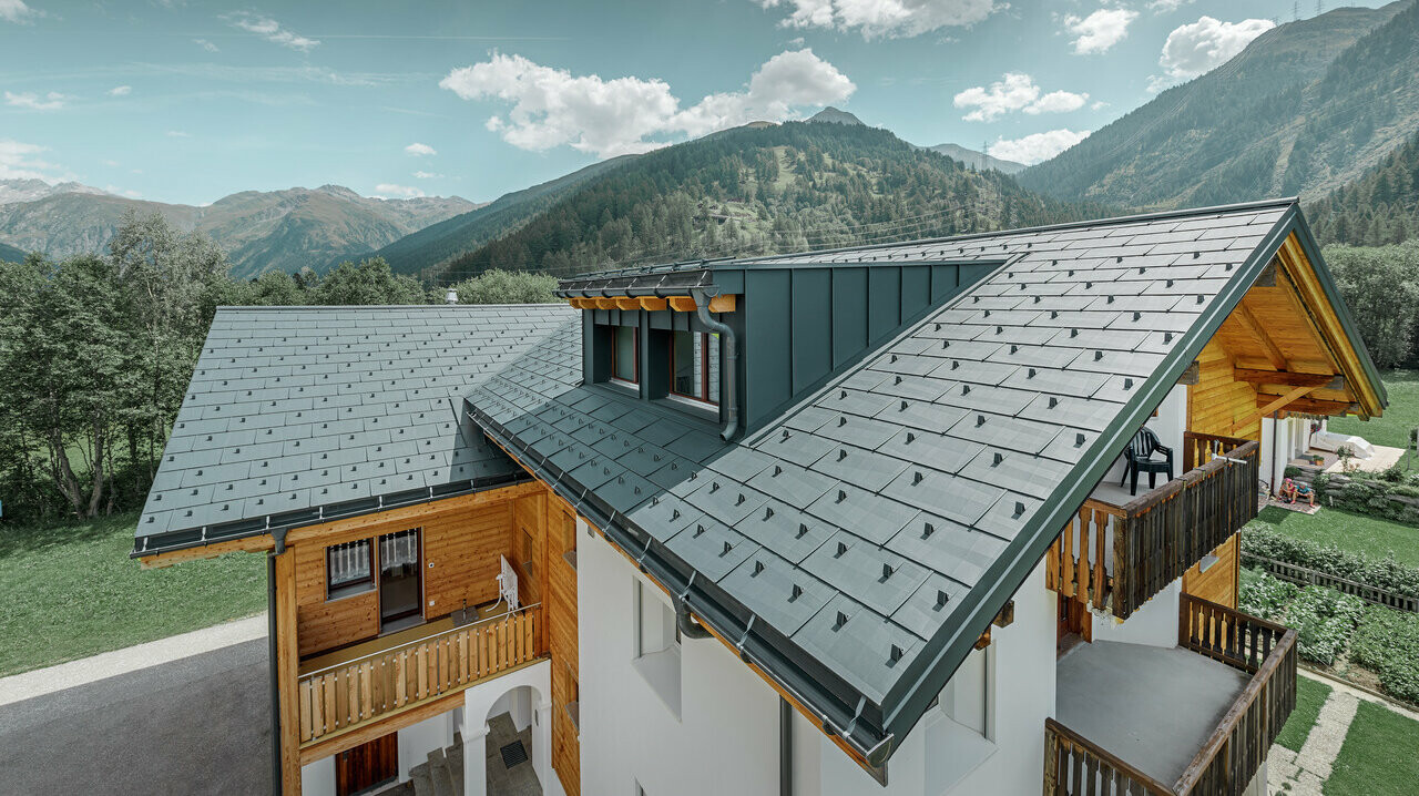 Einfamilienhaus in ländlicher Umgebung mit PREFA Dacheindeckung in der Farbe Anthrazit