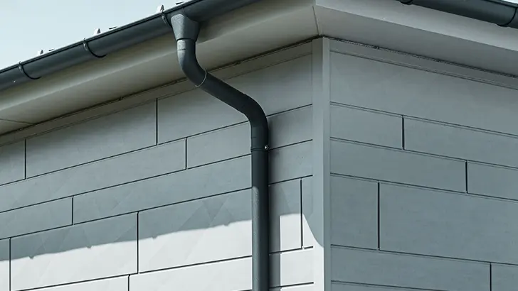 Gouttière PREFA avec tuyau de descente anthracite et façade en Siding.X PREFA