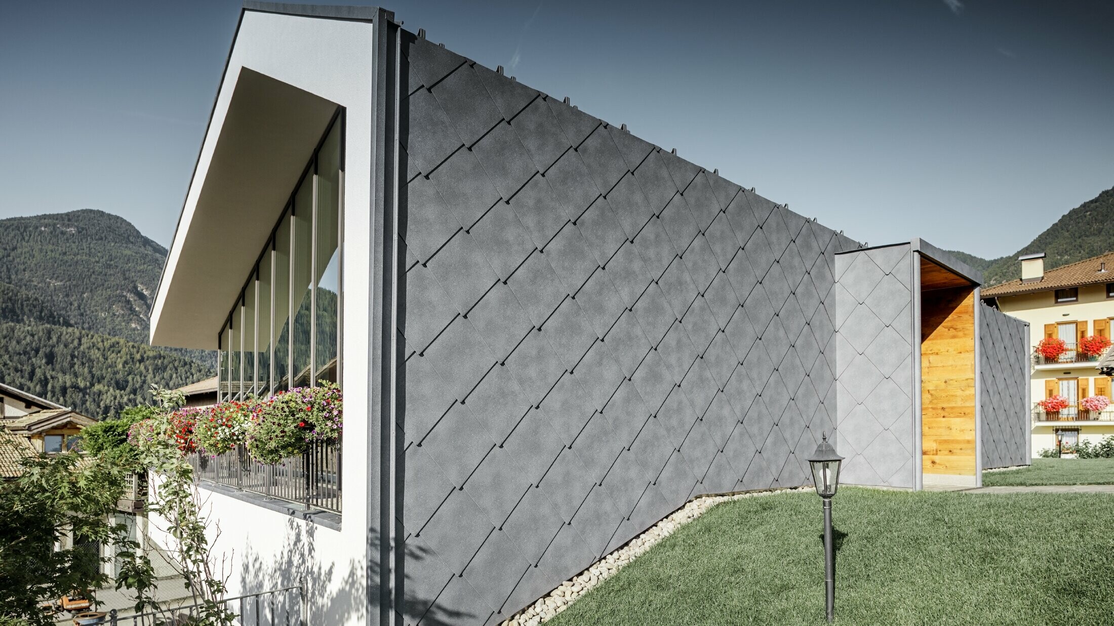 Salon de coiffure moderne à Livo habillé avec le losange de toiture et de façade 44 couleur gris pierre de PREFA