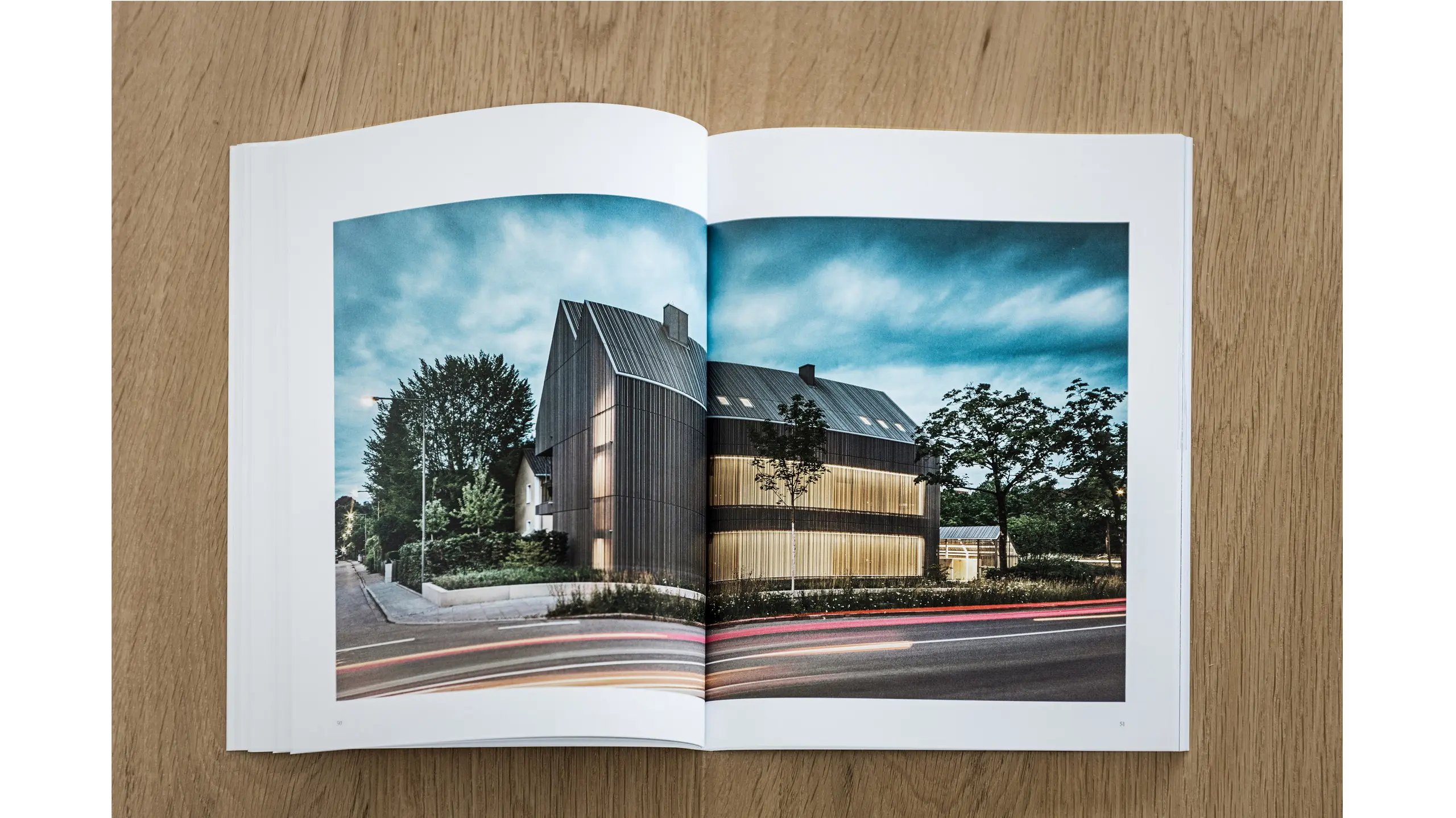Blick auf eine Doppelseite mit einem Architekturfoto.
