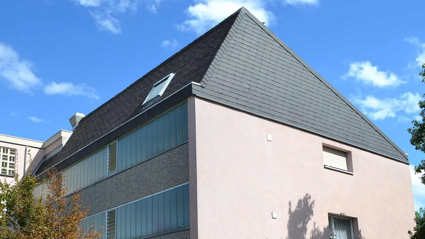 Avant la rénovation de toiture à l’aide de panneaux de toit et panneaux de façade FX.12 PREFA couleur P.10 anthracite
