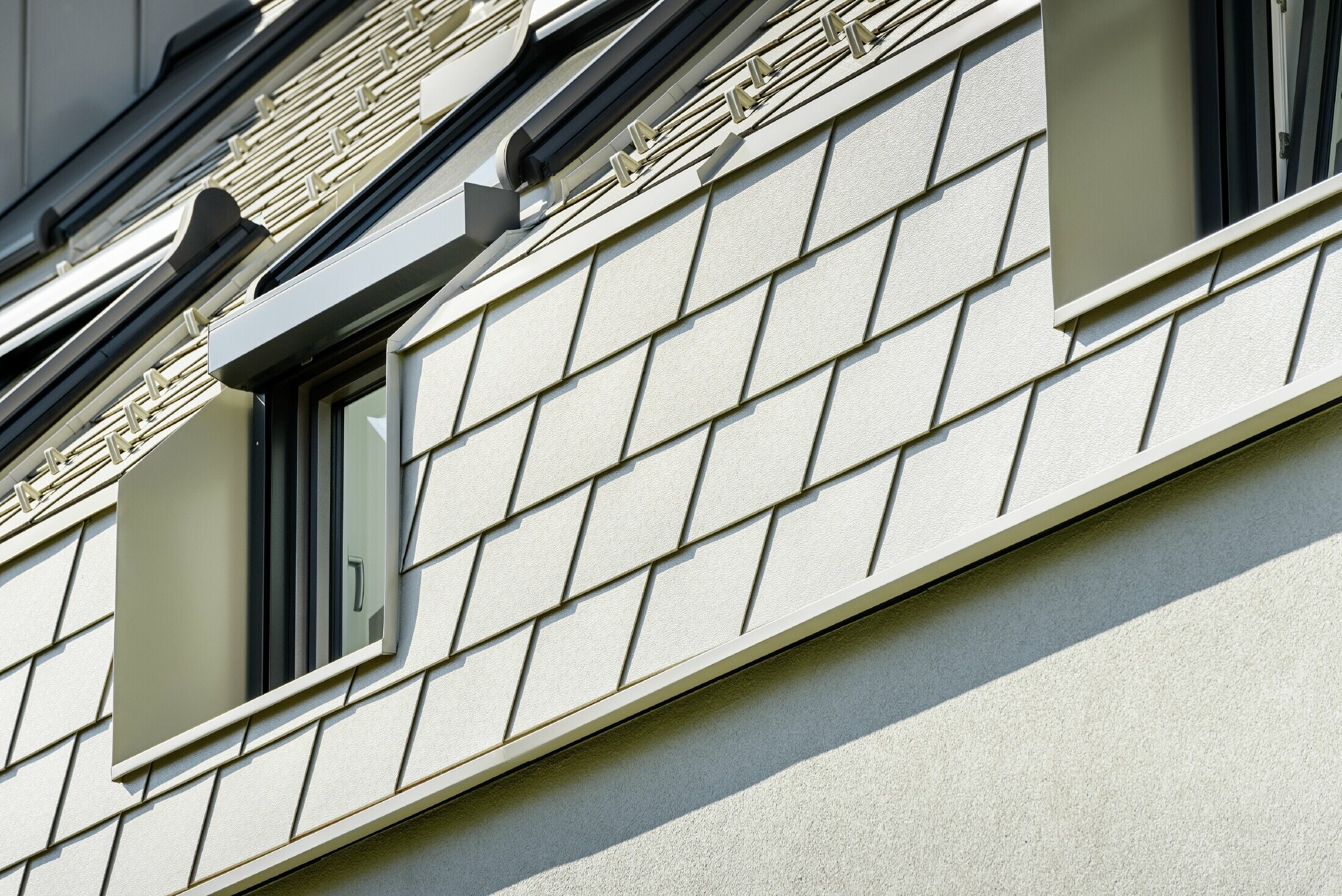 Nouveau complexe résidentiel — Grande toiture en aluminium PREFA aux nombreuses fenêtres mansardées