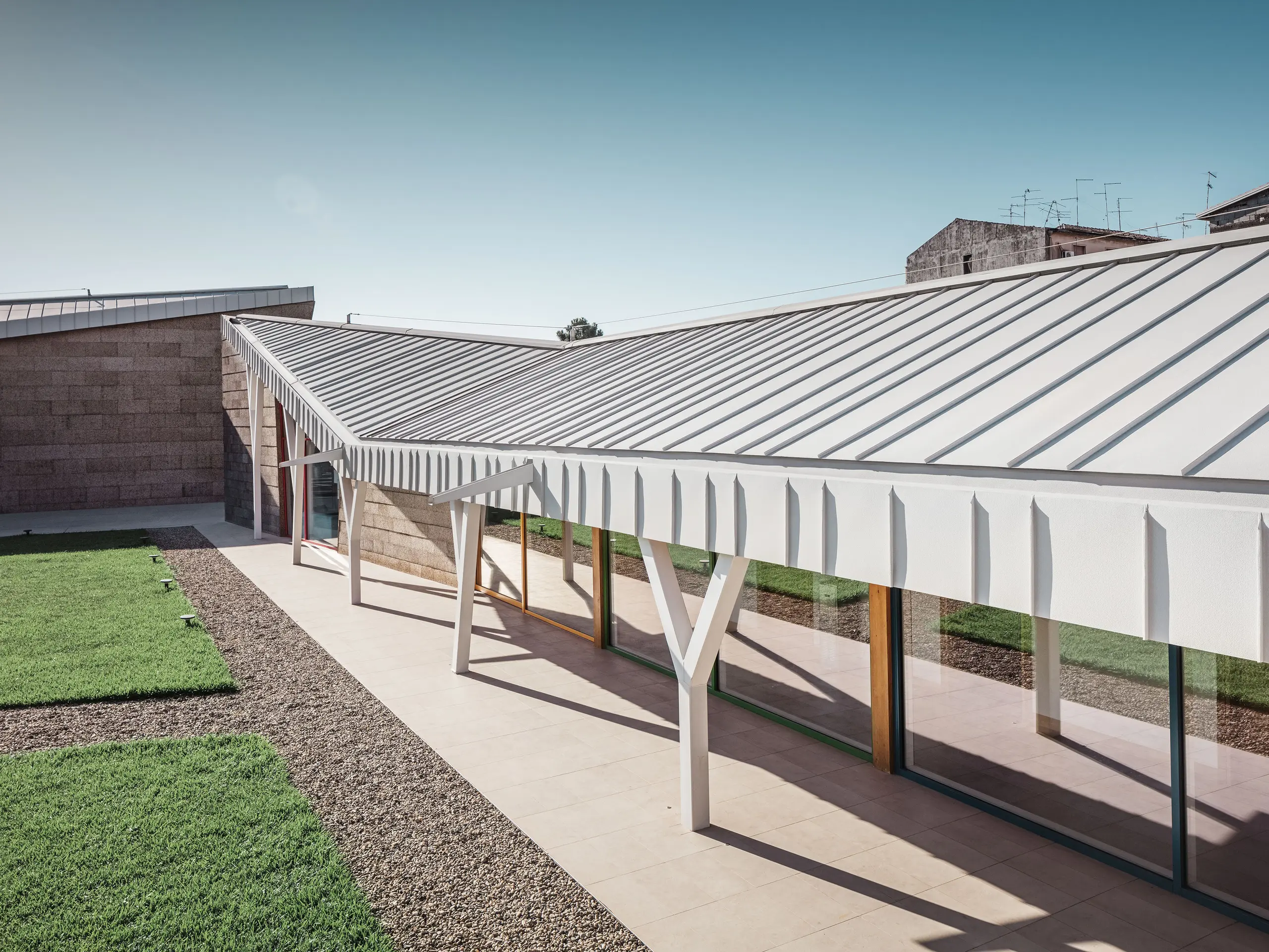 Sur cette image se trouve le toit en PREFALZ en P.10 blanc PREFA. L'aluminium blanc protège le bâtiment.